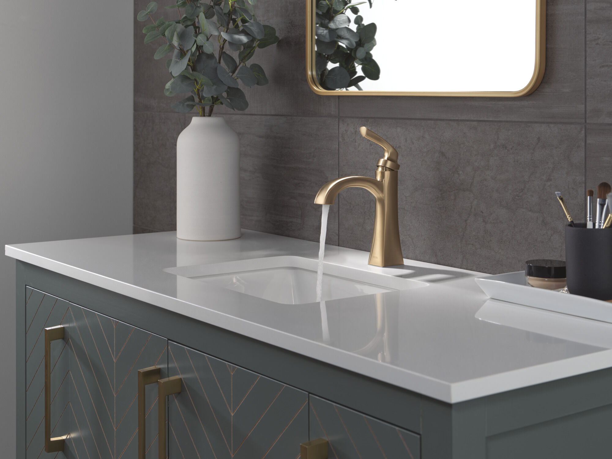 Single Handle Bathroom Faucet in Champagne Bronze 15895LF-CZ