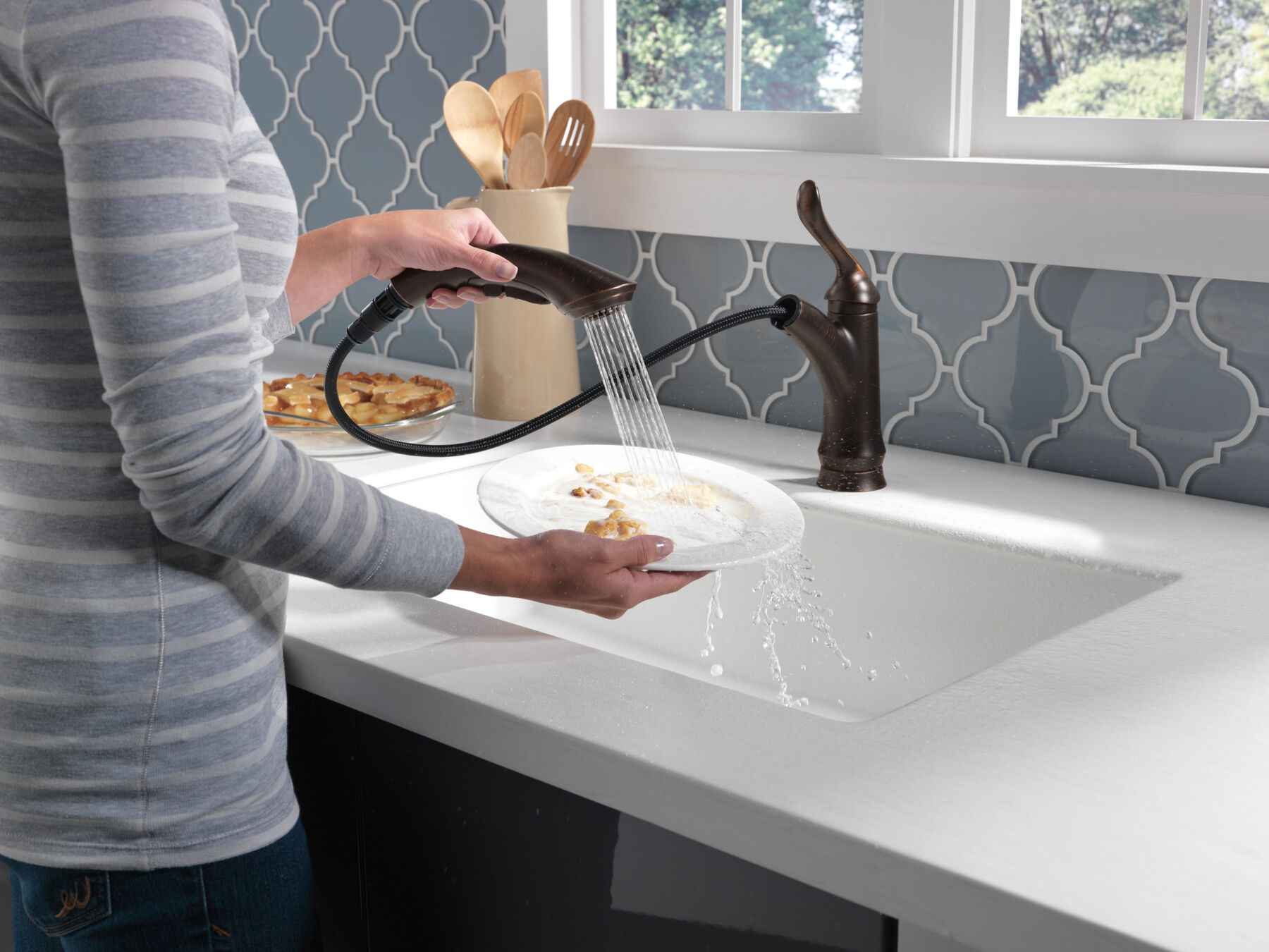 Single Handle PullOut Kitchen Faucet (Recertified) in Bronze