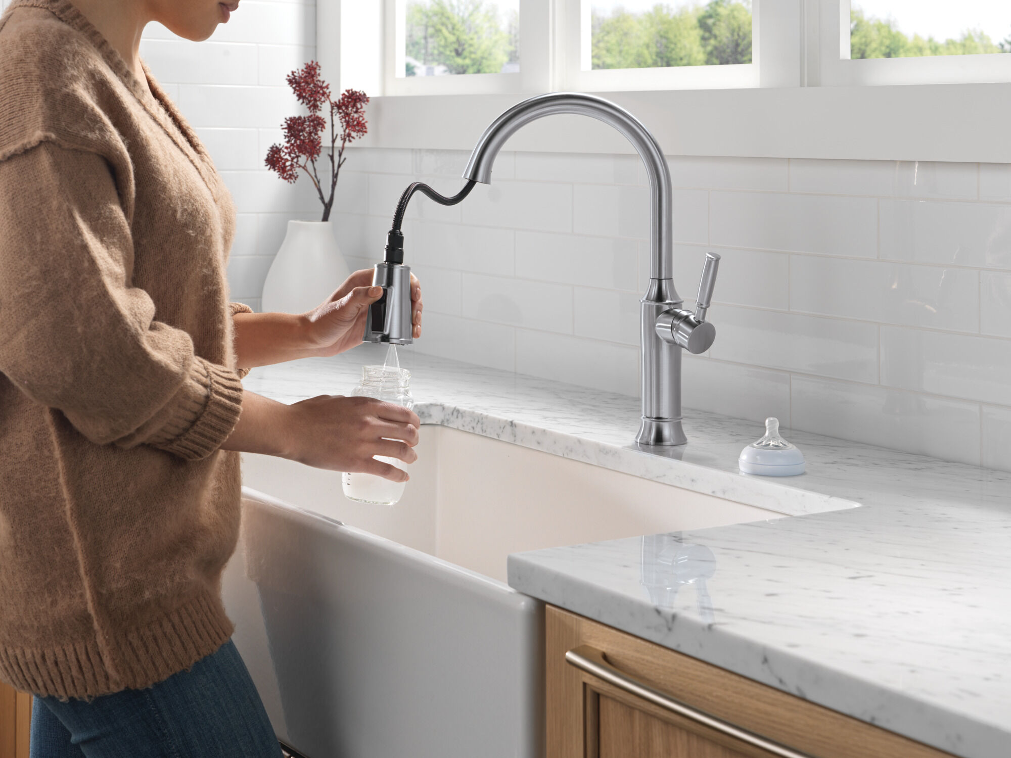 Single Handle Pull-Down Kitchen Faucet in Lumicoat® Arctic