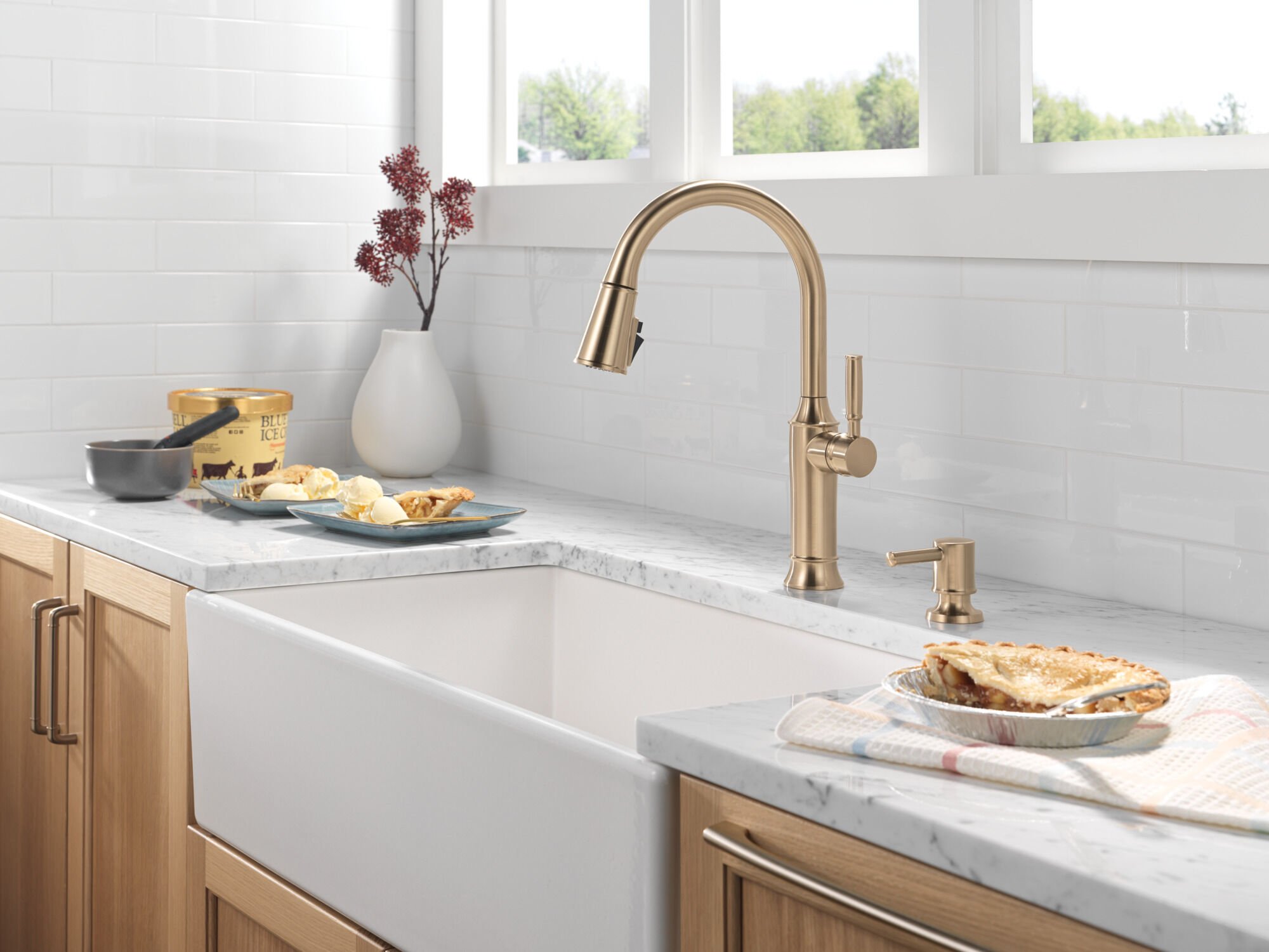 Single Handle Pull-Down Kitchen Faucet in Lumicoat® Champagne