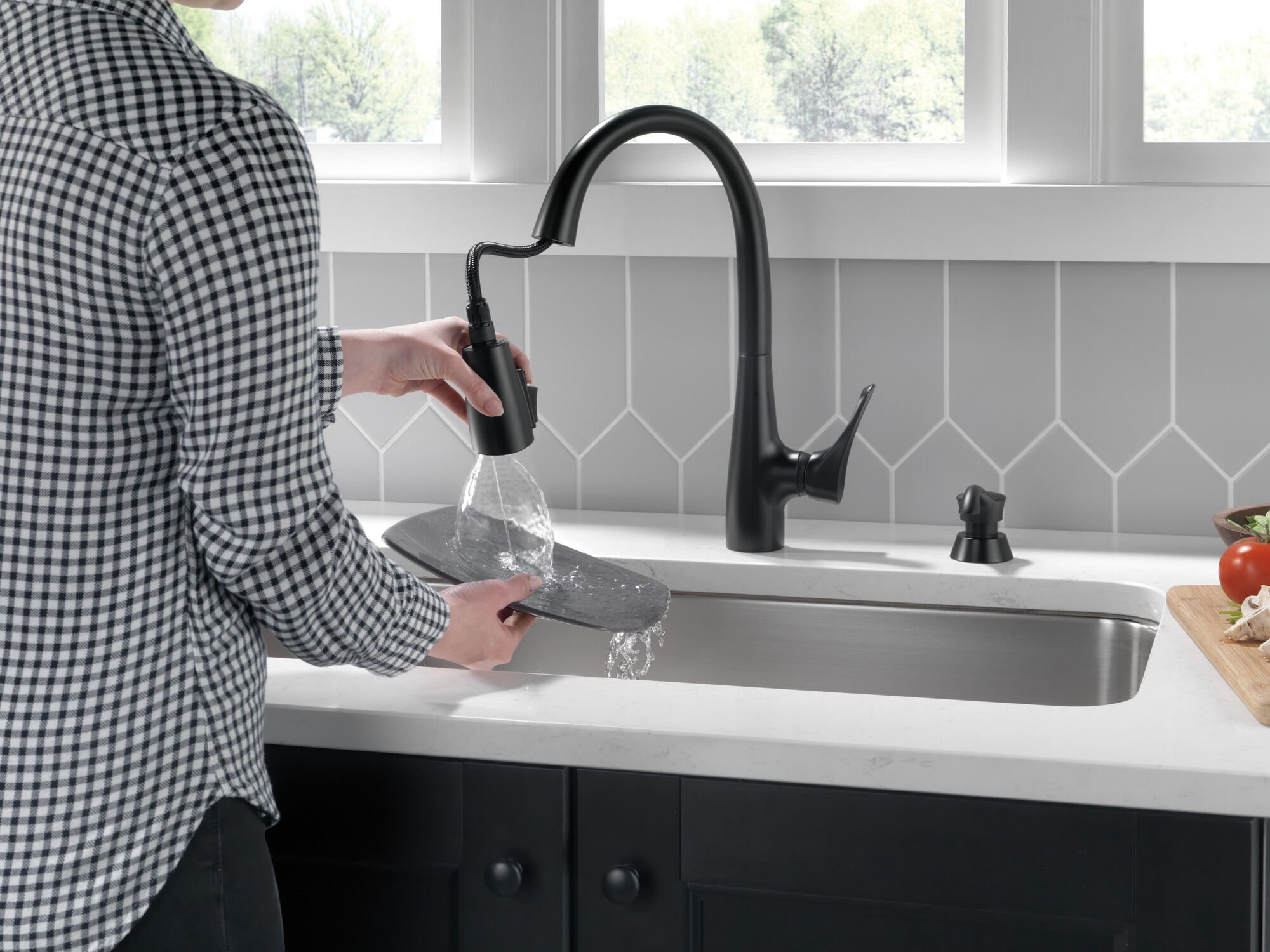 スジャータ　BALDO PRO STAFF BLACK&CHARCOAL Delta Hazelwood Matte Black Kitchen Faucet with Pull Down Sprayer