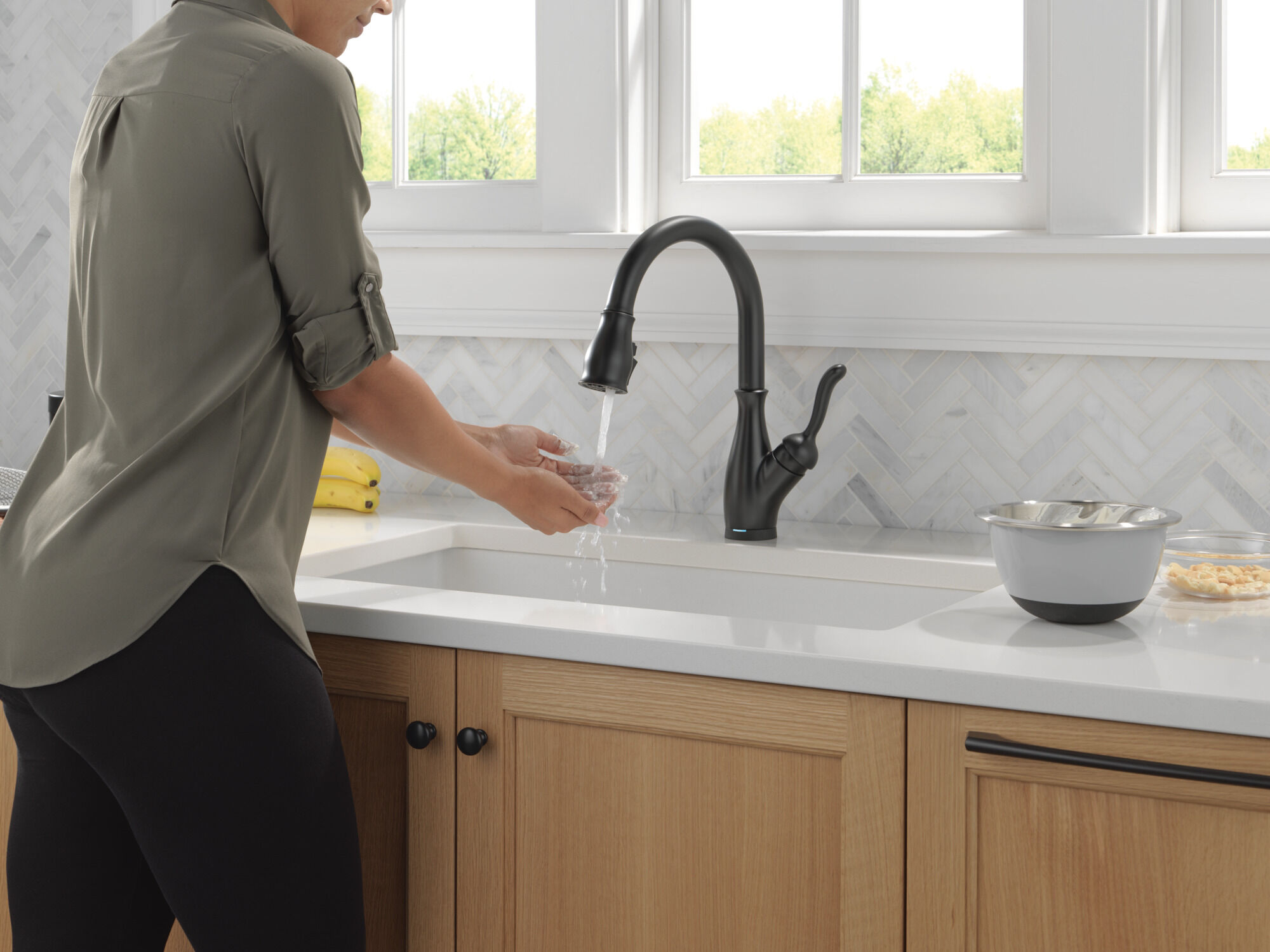 DELTA ヴィルトゥオーサ ブラック Touch2O® Technology Kitchen Faucet with Touchless Technology in
