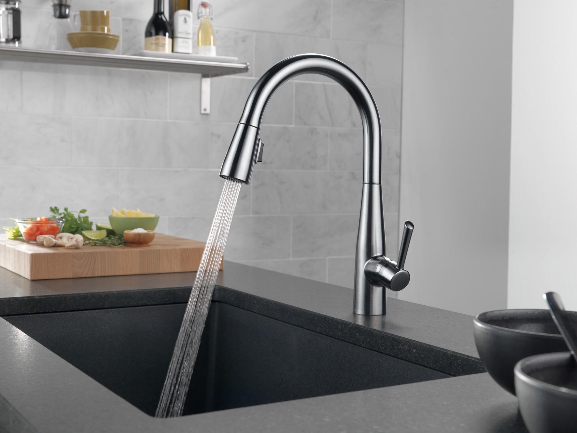 Single Handle Pull-down Kitchen Faucet (Recertified) in Arctic