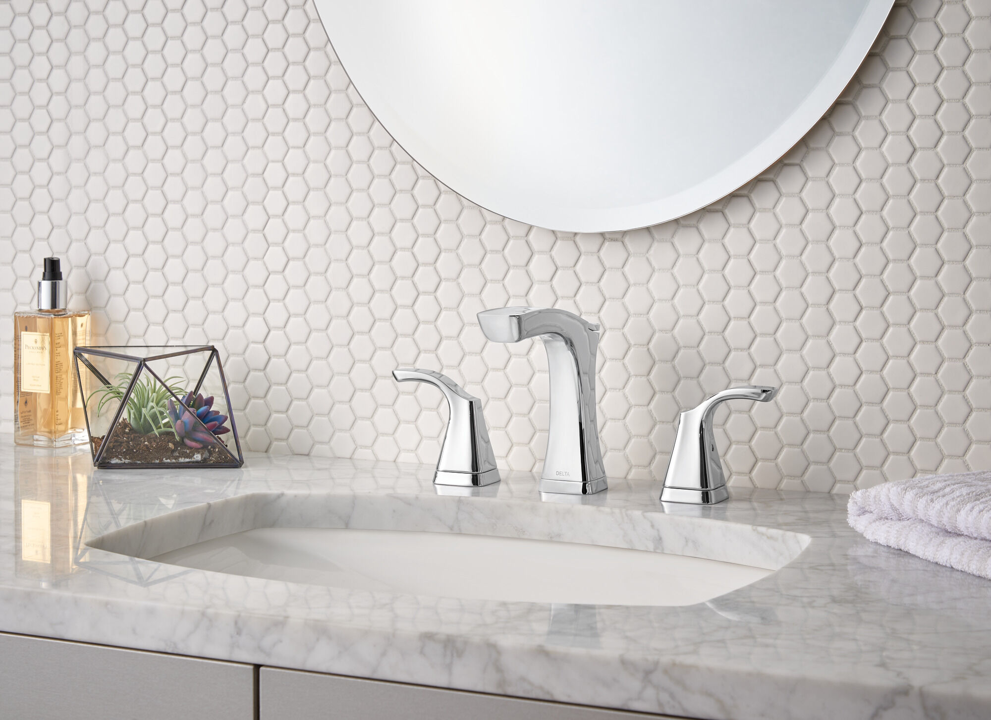 デルタページ Two Handle Widespread Bathroom Faucet - Metal Pop-Up in Chrome