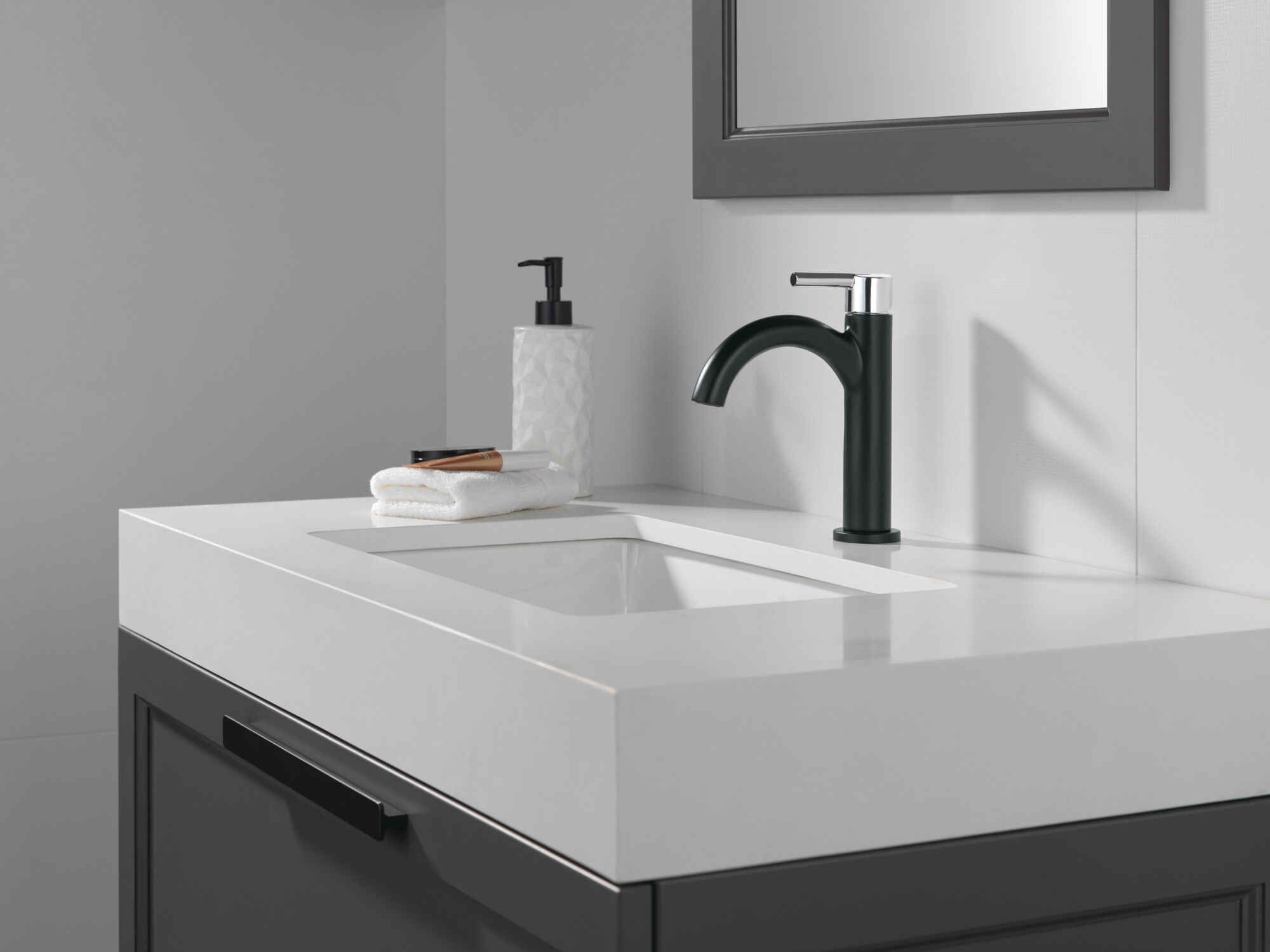 Single Handle Bathroom Faucet in Matte Black / Chrome 15749LF-CS