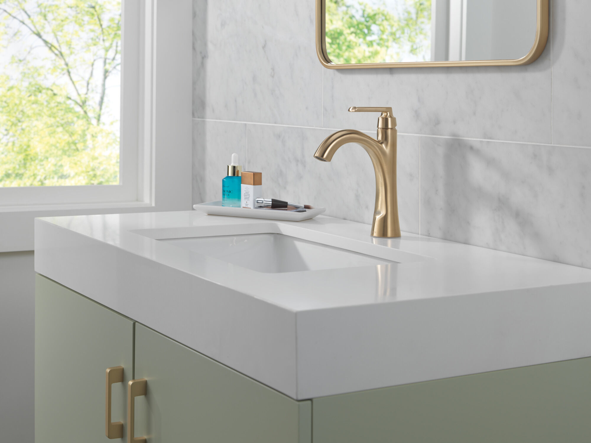 Single Handle Bathroom Faucet in Champagne Bronze 15832LF-CZ