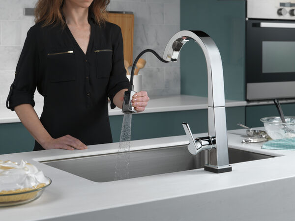 Single Handle Pull Down Kitchen Faucet with Touch2O® Technology