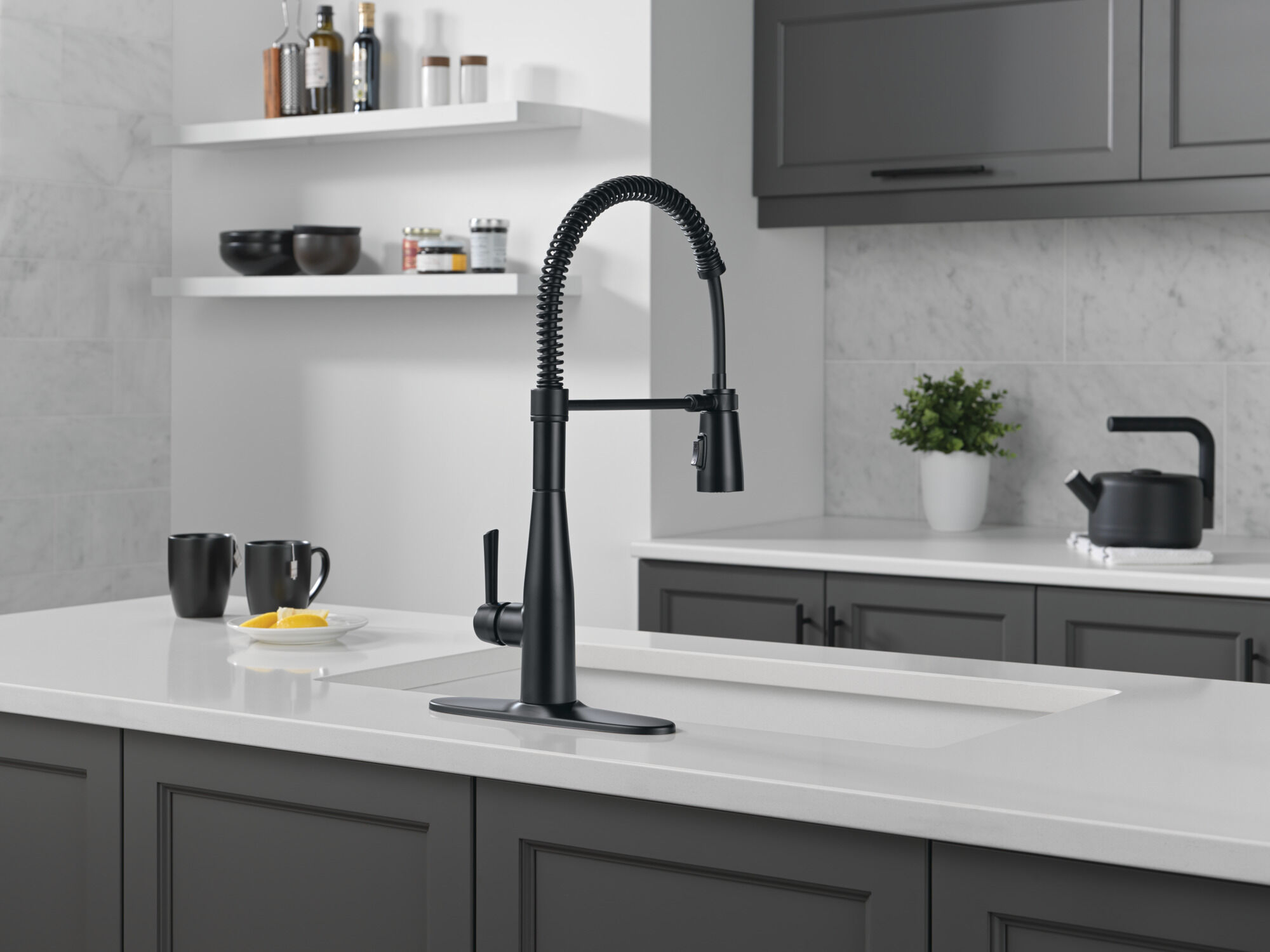 BRUNT フラットピット FP503 ブラック BLACK Single-Handle Pull-Down Spring Kitchen Faucet in Matte Black 9613