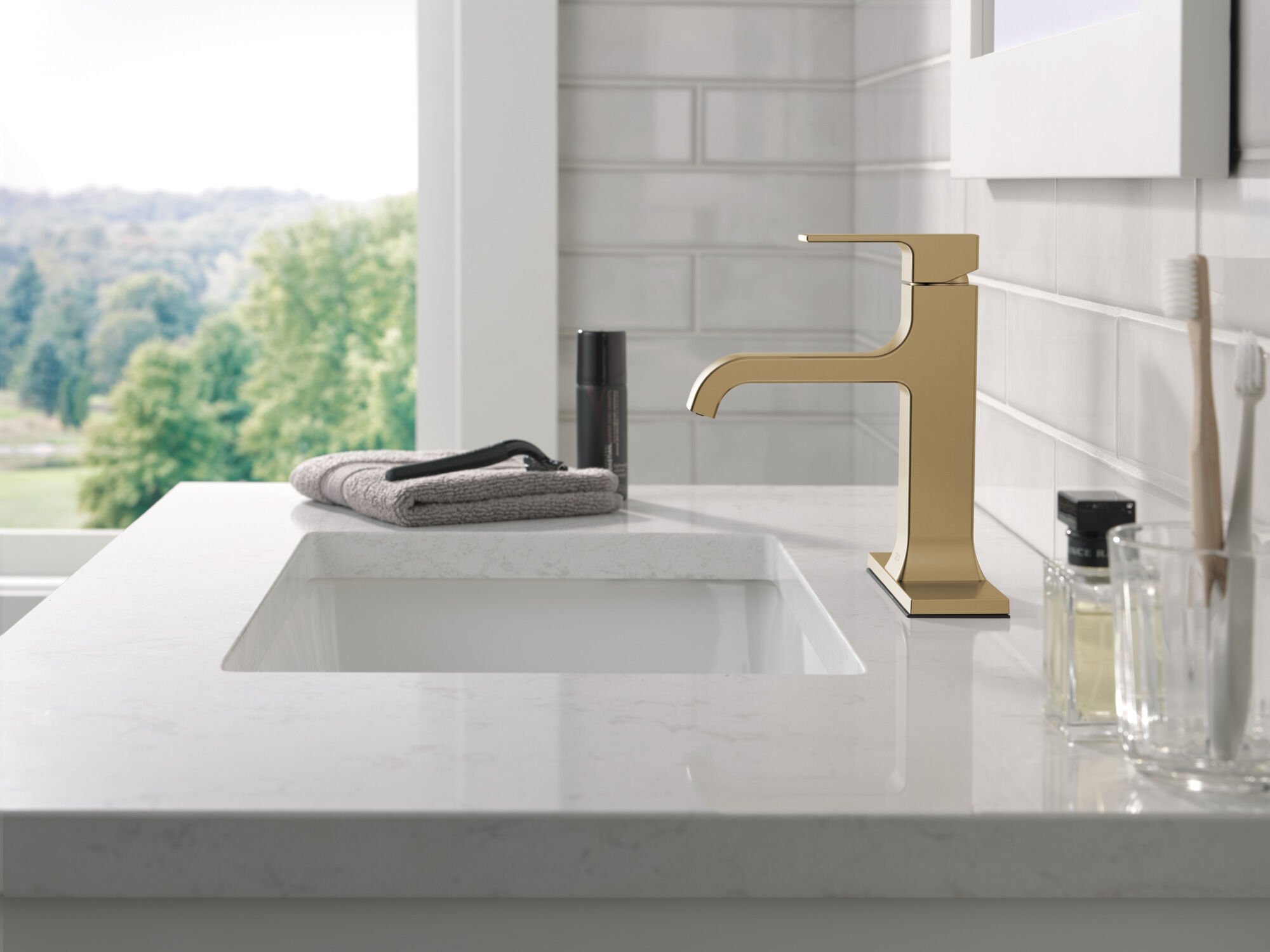 Single Handle Bathroom Faucet in Champagne Bronze 539-CZMPU-DST