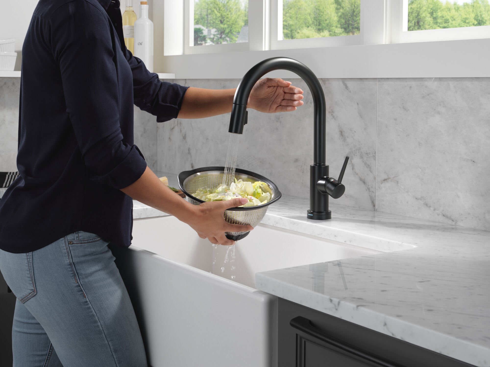 DELTA ヴィルトゥオーサ ブラック VoiceIQ® Kitchen Faucet with Touch2O® Technology with Touchless