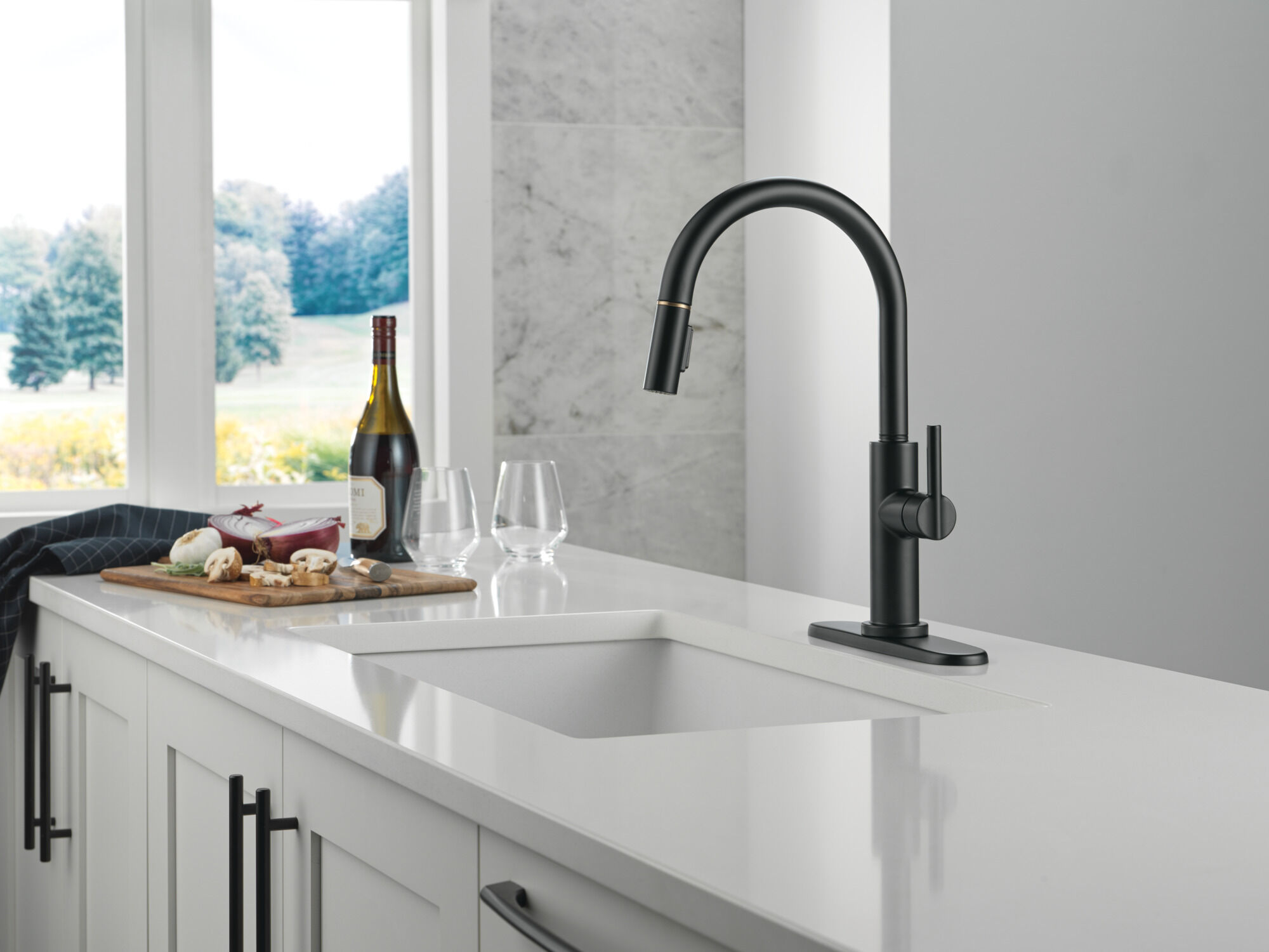 Single Handle Pull-Down Kitchen Faucet in Matte Black / Champagne