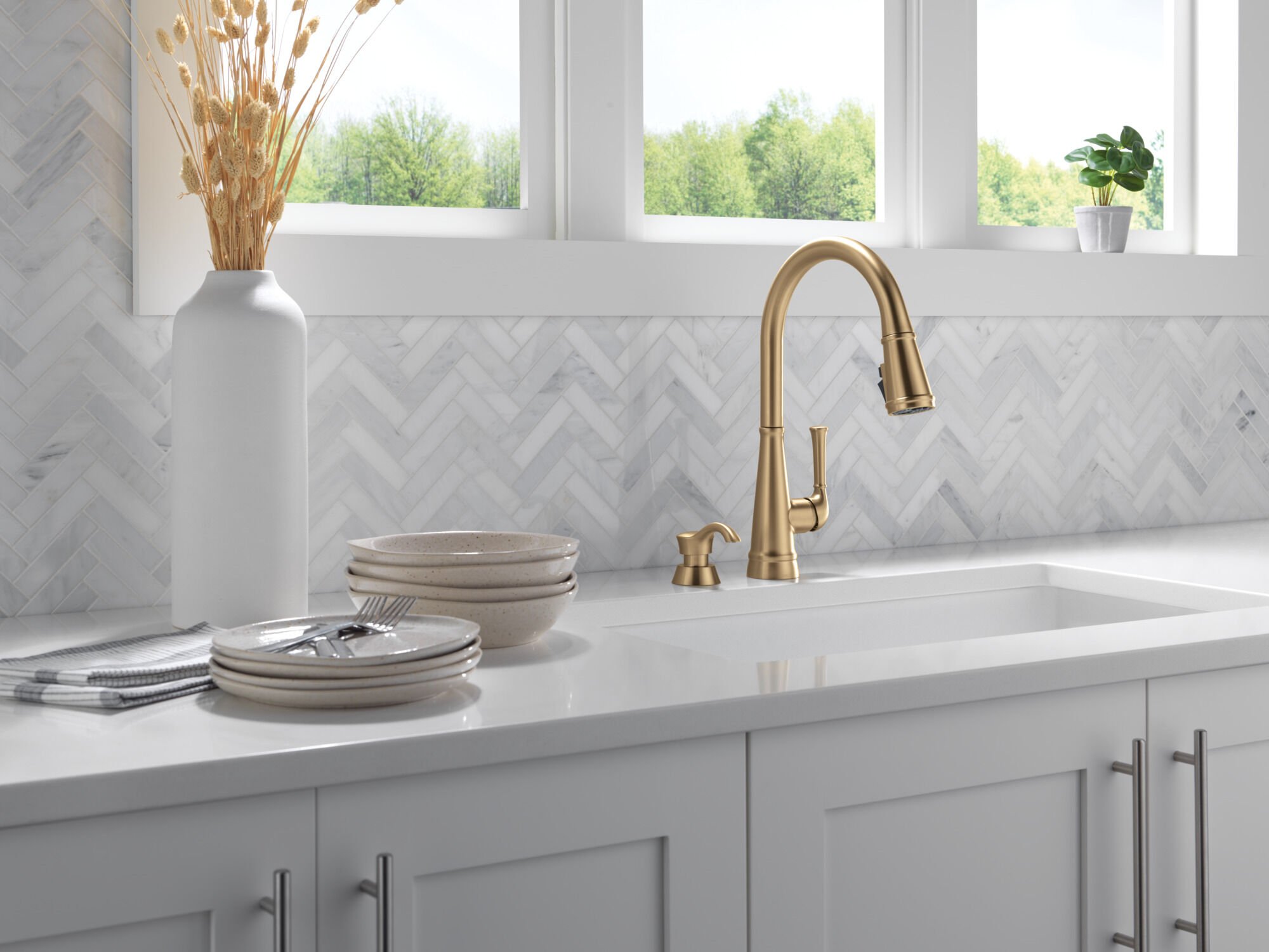 Single Handle Kitchen Pull-Down Faucet w/ Soap Dispenser in