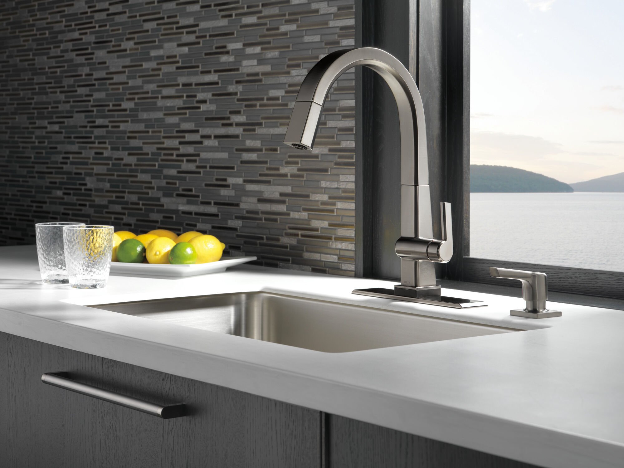Single Handle Pull Down Kitchen Faucet with Touch2O® Technology in