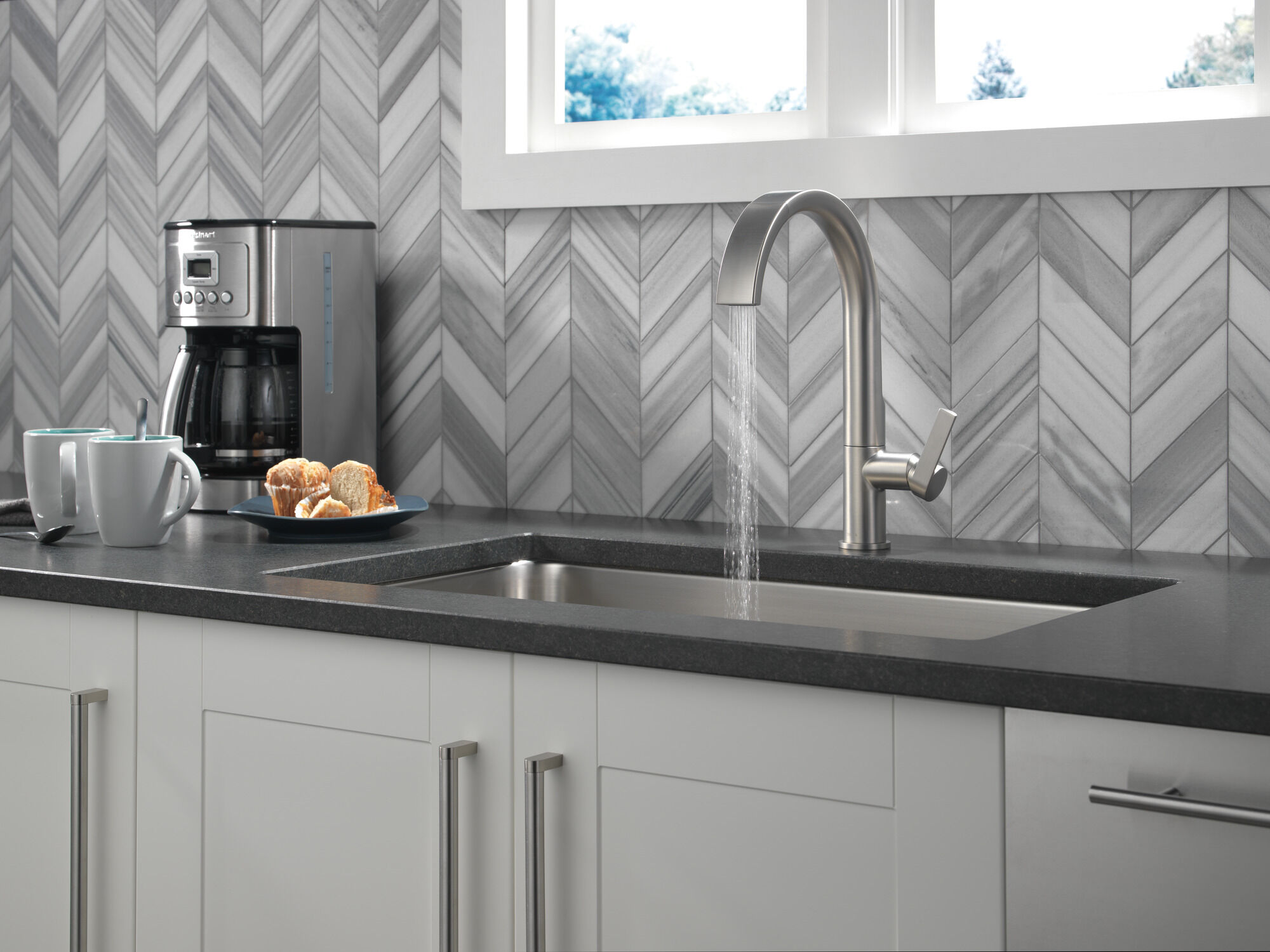 Single-Handle Pull-Down Kitchen Faucet in Spotshield Stainless