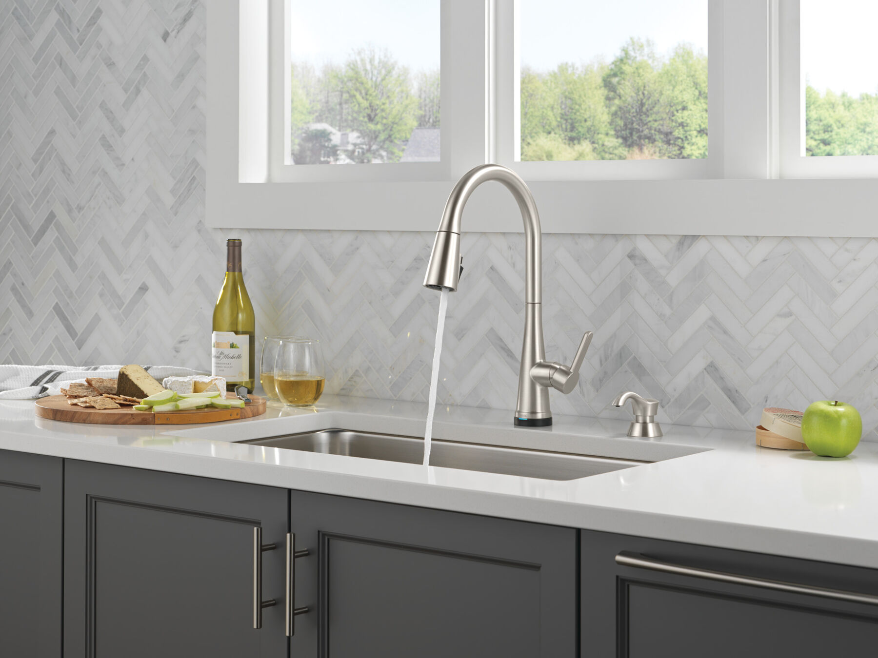 Single Handle Pull-Down Touch<sub>2</sub>O® Technology Kitchen Faucet with Touchless Technology and Soap Dispenser, image 11