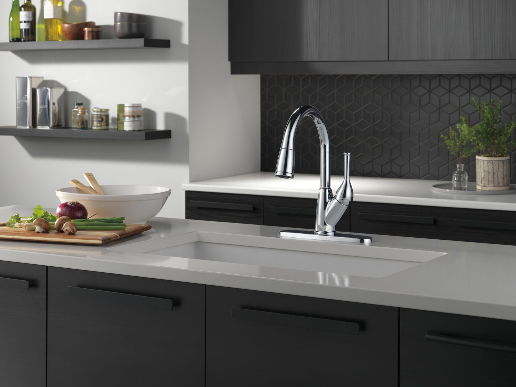 Single Handle Pull-Down Kitchen Faucet in Chrome — thumbnail 3