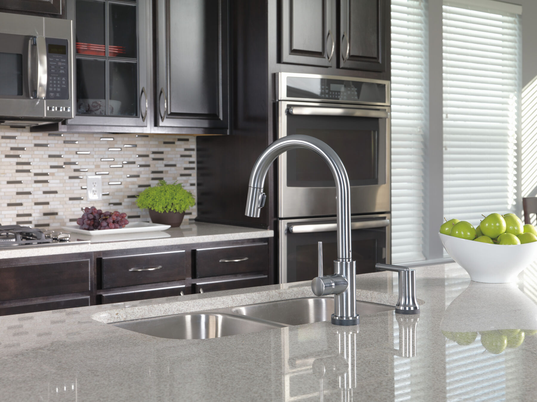 Single Handle PullDown Kitchen Faucet in Arctic Stainless 9159ARDST