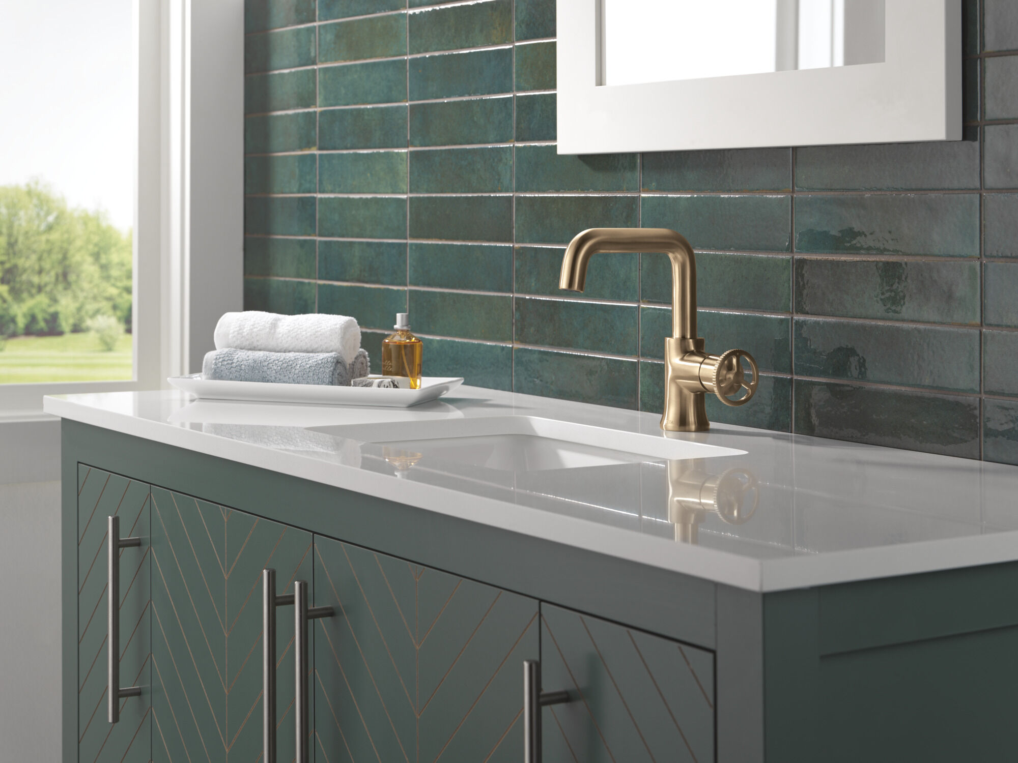 Single Handle Bathroom Faucet in Champagne Bronze 5547HAR-CZ-DST