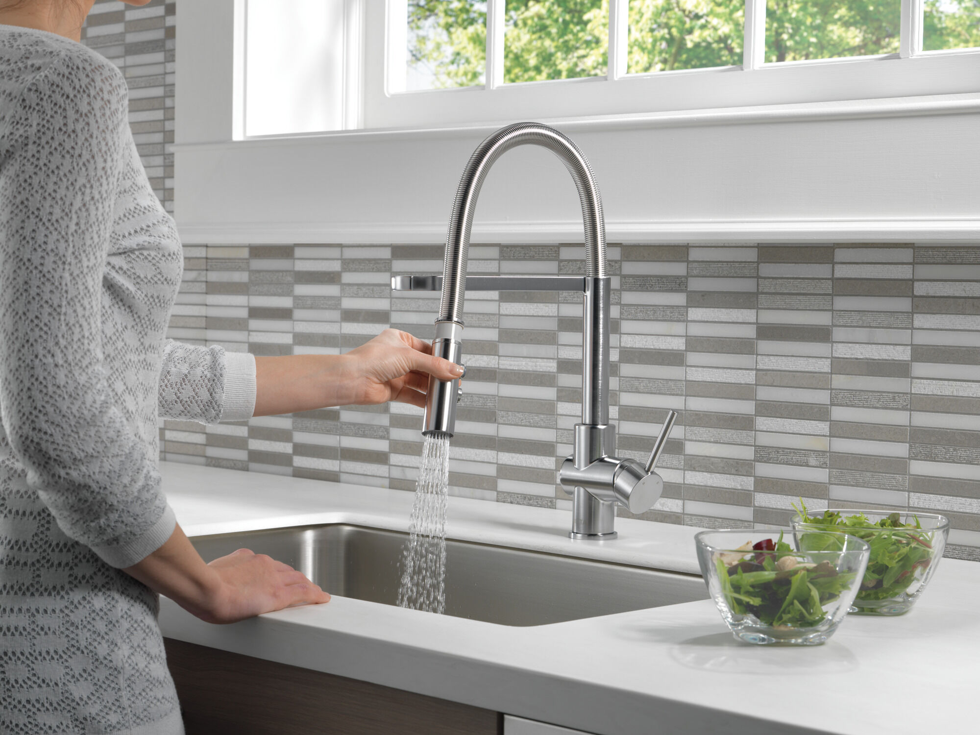 ダーツ AFLOW ARCTIC HAN TYPE-1 PRO Single Handle Pull-Down Kitchen Faucet in Arctic Stainless 19991LF