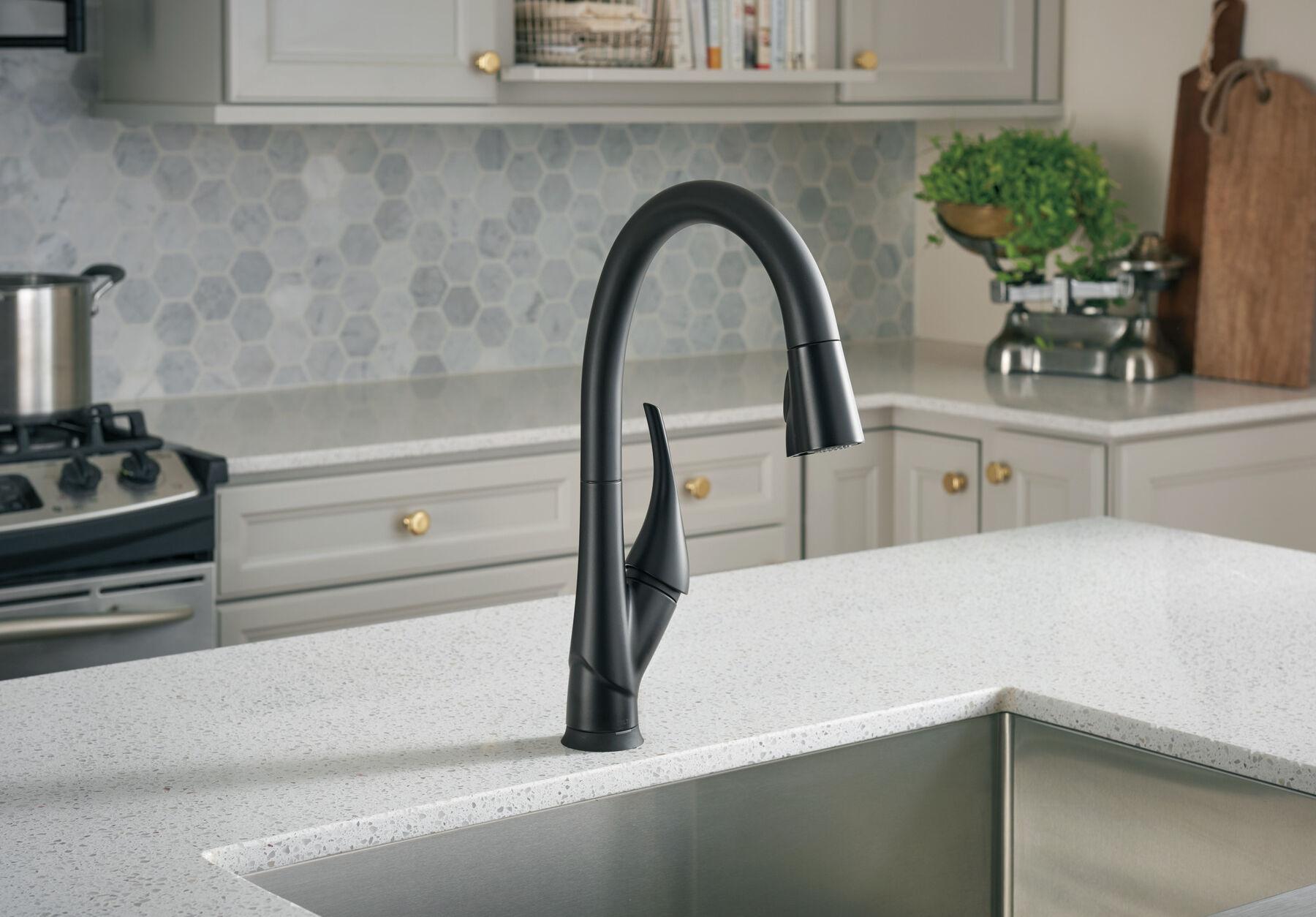 Single Handle Pull-Down Kitchen Faucet with Touch<sub>2</sub>O&reg; and ShieldSpray&reg; Technologies