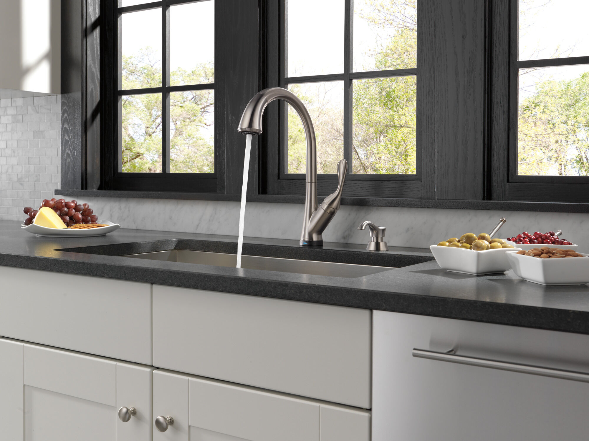 Single Handle Pull-Down Kitchen Faucet with Touch2O® Technology in