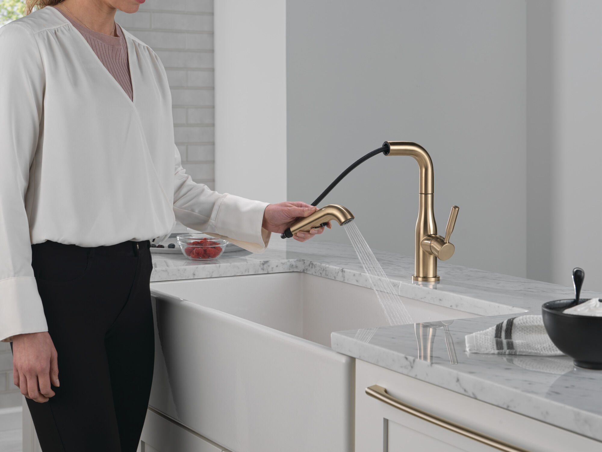 Single Handle Pull-Out Kitchen Faucet in Champagne Bronze 16943-CZ