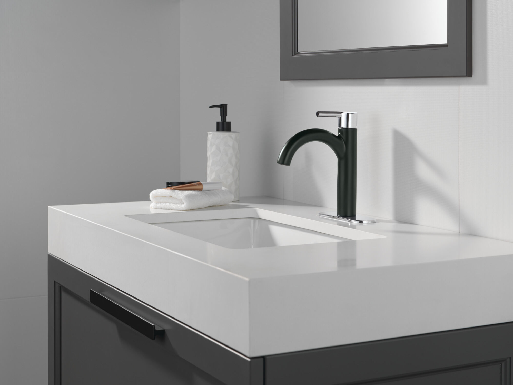 Single Handle Bathroom Faucet in Matte Black / Chrome 15749LF-CS