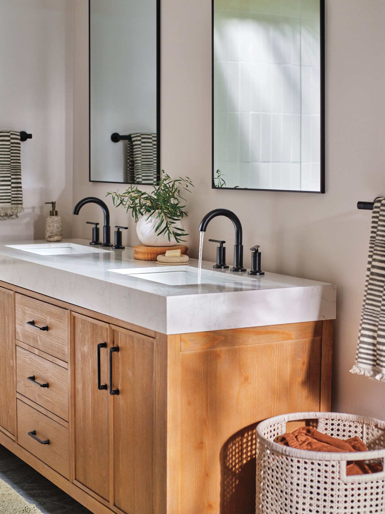 Two Handle Widespread Bathroom Faucet in Matte Black 35442-BLMPU