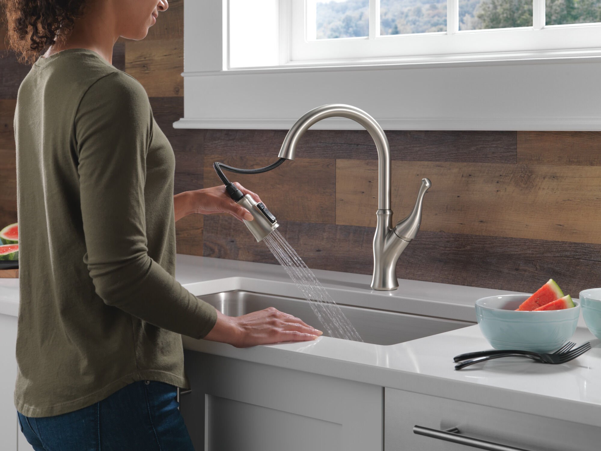 Single-Handle Pull-Down Kitchen Faucet in Spotshield Stainless