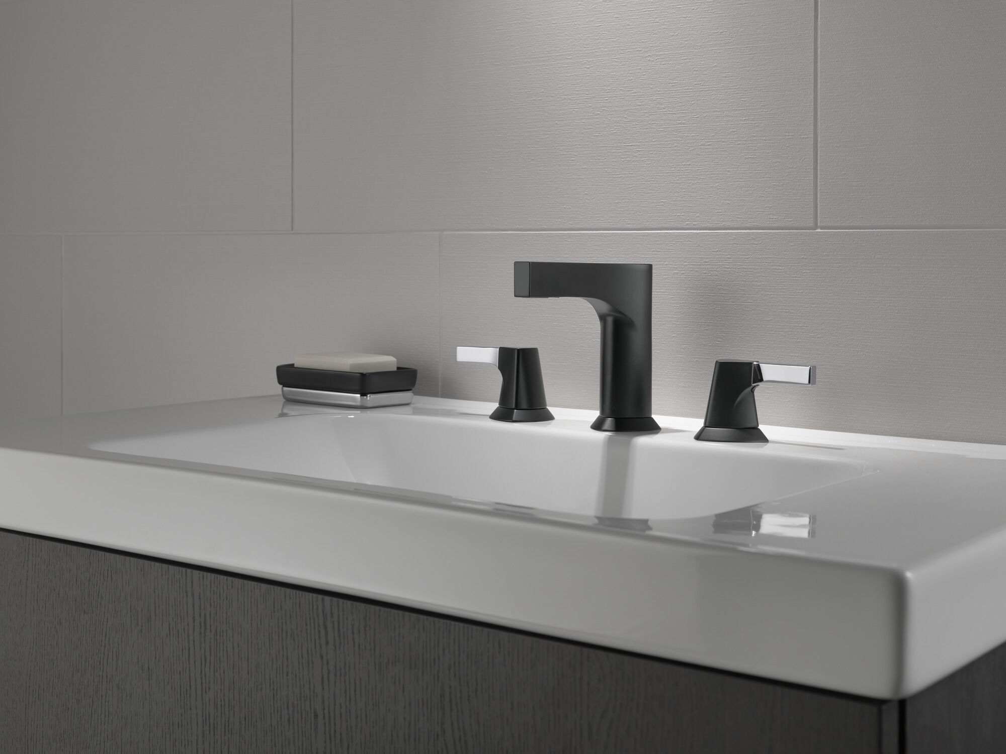 Two Handle Widespread Bathroom Faucet in Chrome / Matte Black 3574