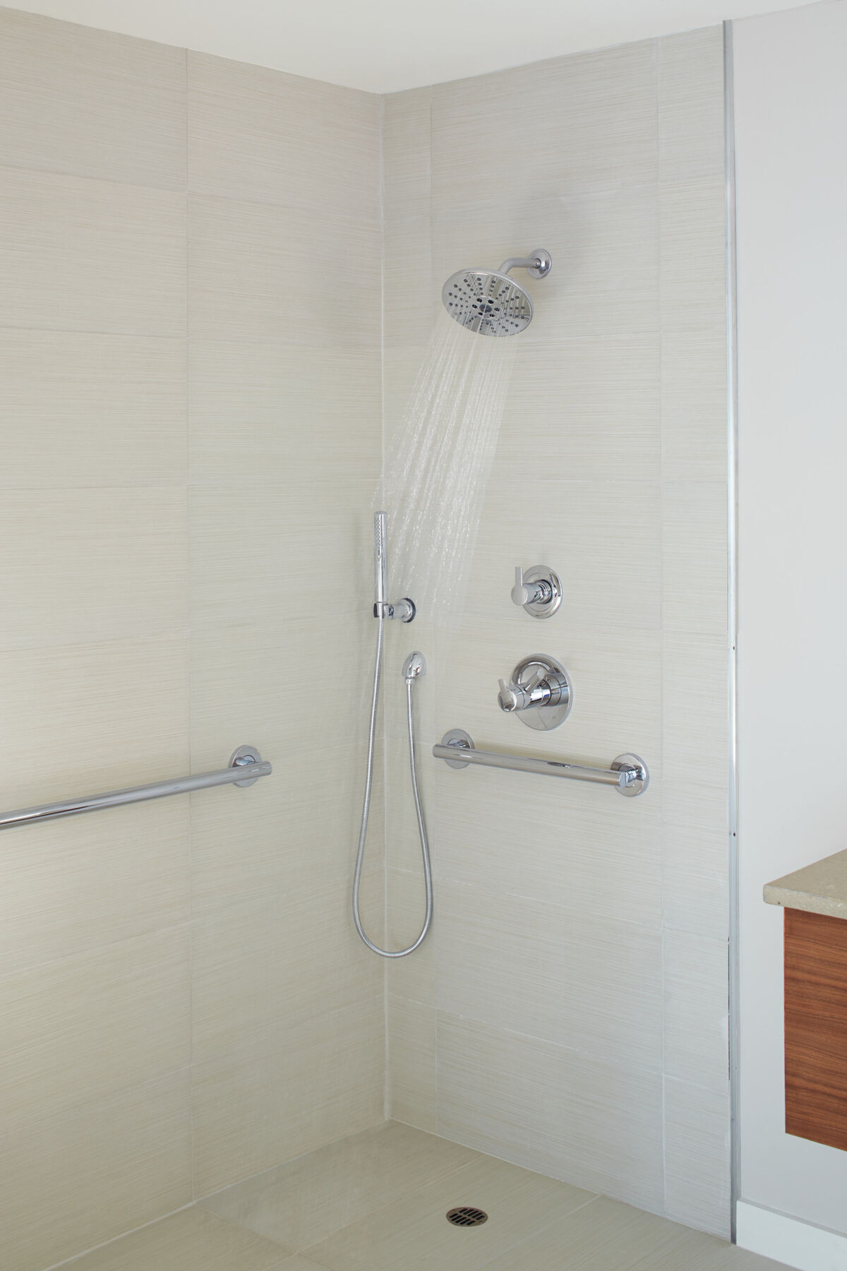 DELTA FAUCET Handbrause – Wandmontage, Mit Schlauch, Im Polished Nickel-Look