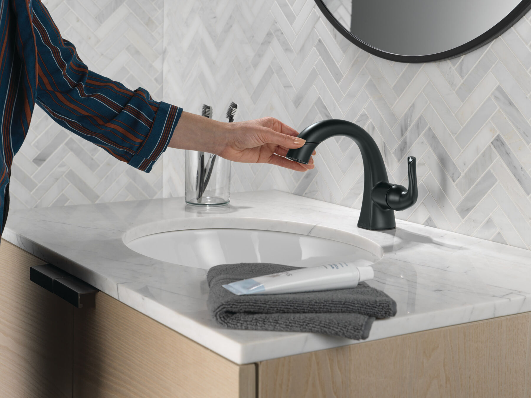 Single Handle Pull-Down Bathroom Faucet in Matte Black 15840LF-BLPD ...
