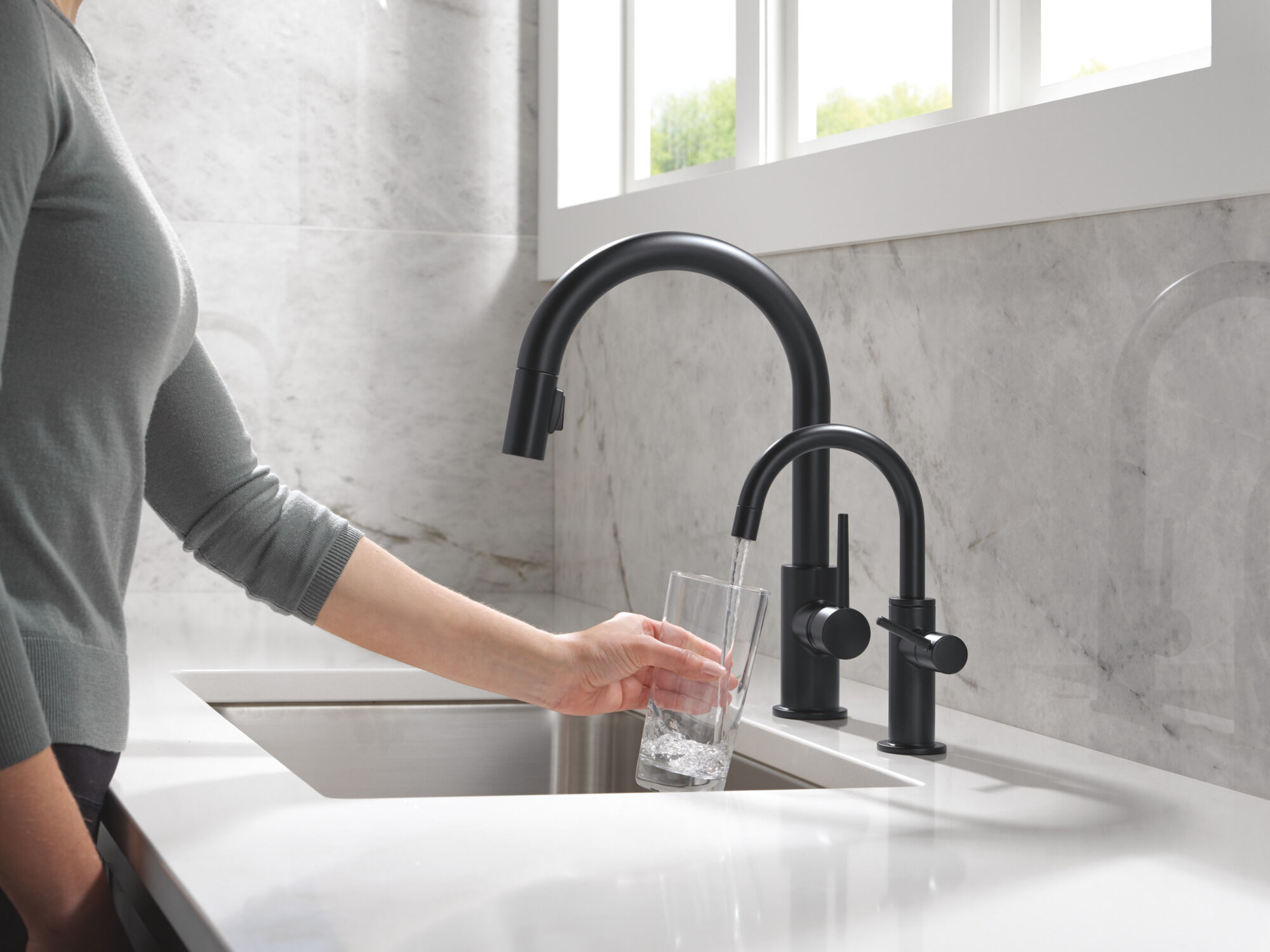Single Handle Pull-Down Kitchen Faucet in Matte Black 9159-BL-DST