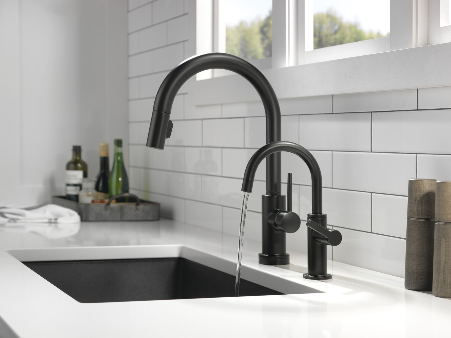 Contemporary Round Beverage Faucet in Matte Black 1930BLDST Delta