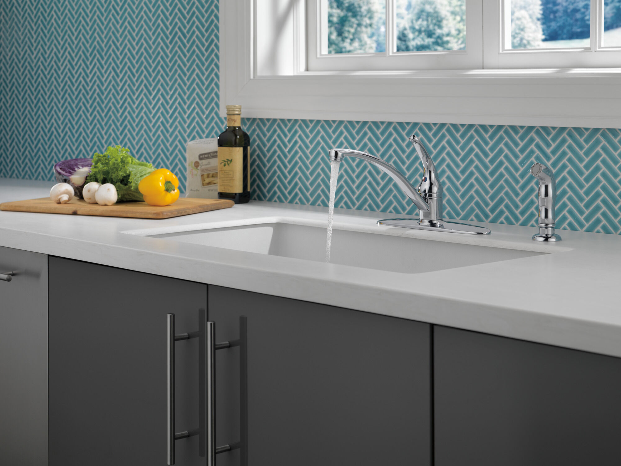 Single Handle Kitchen Faucet with Spray (Recertified) in Chrome