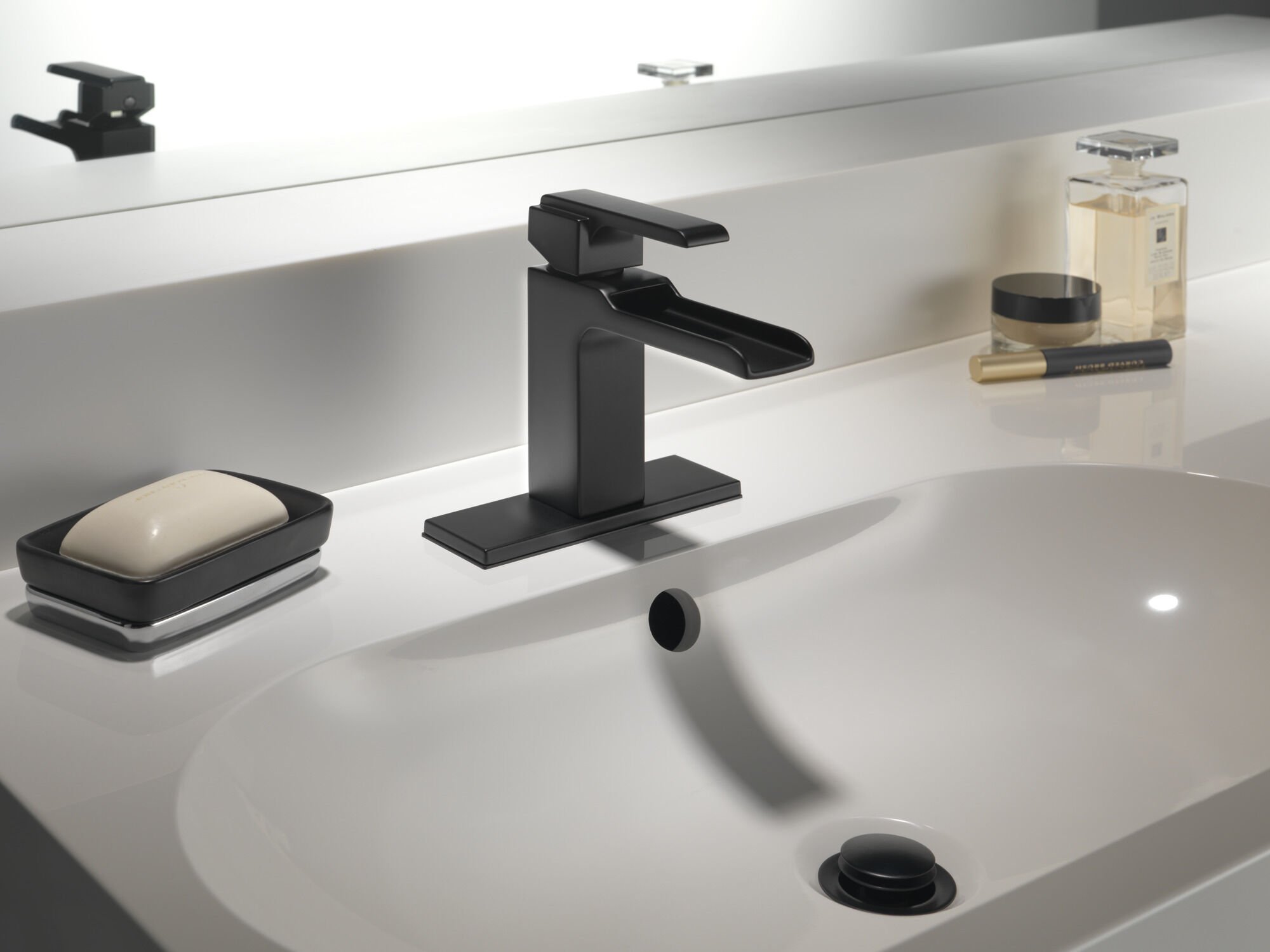 Single Handle Channel Bathroom Faucet in Matte Black 568LF-BLLPU