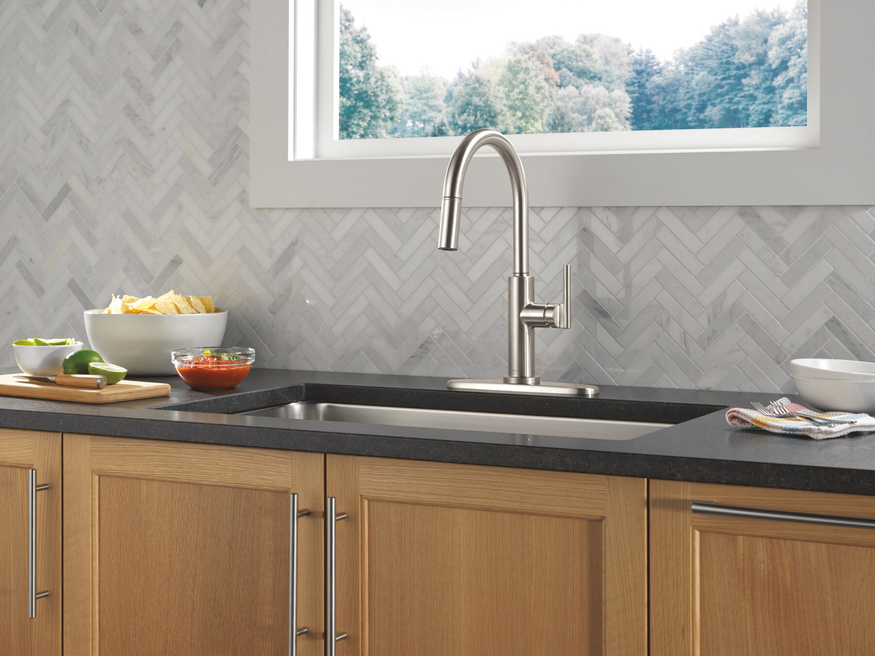 Single Handle Pull-Down Kitchen Faucet in Stainless — thumbnail 3