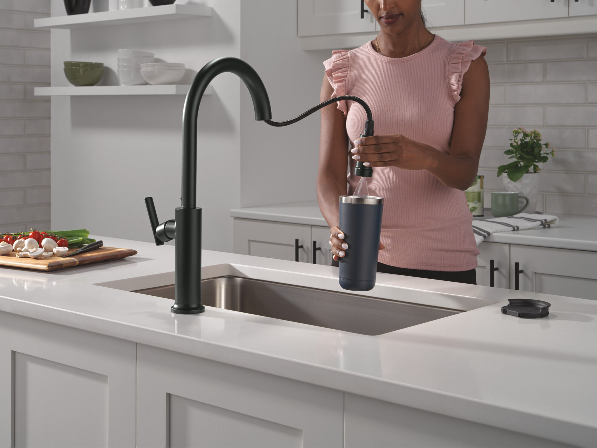 Single Handle Pull-Down Kitchen Faucet in Matte Black 9186-BL-DST