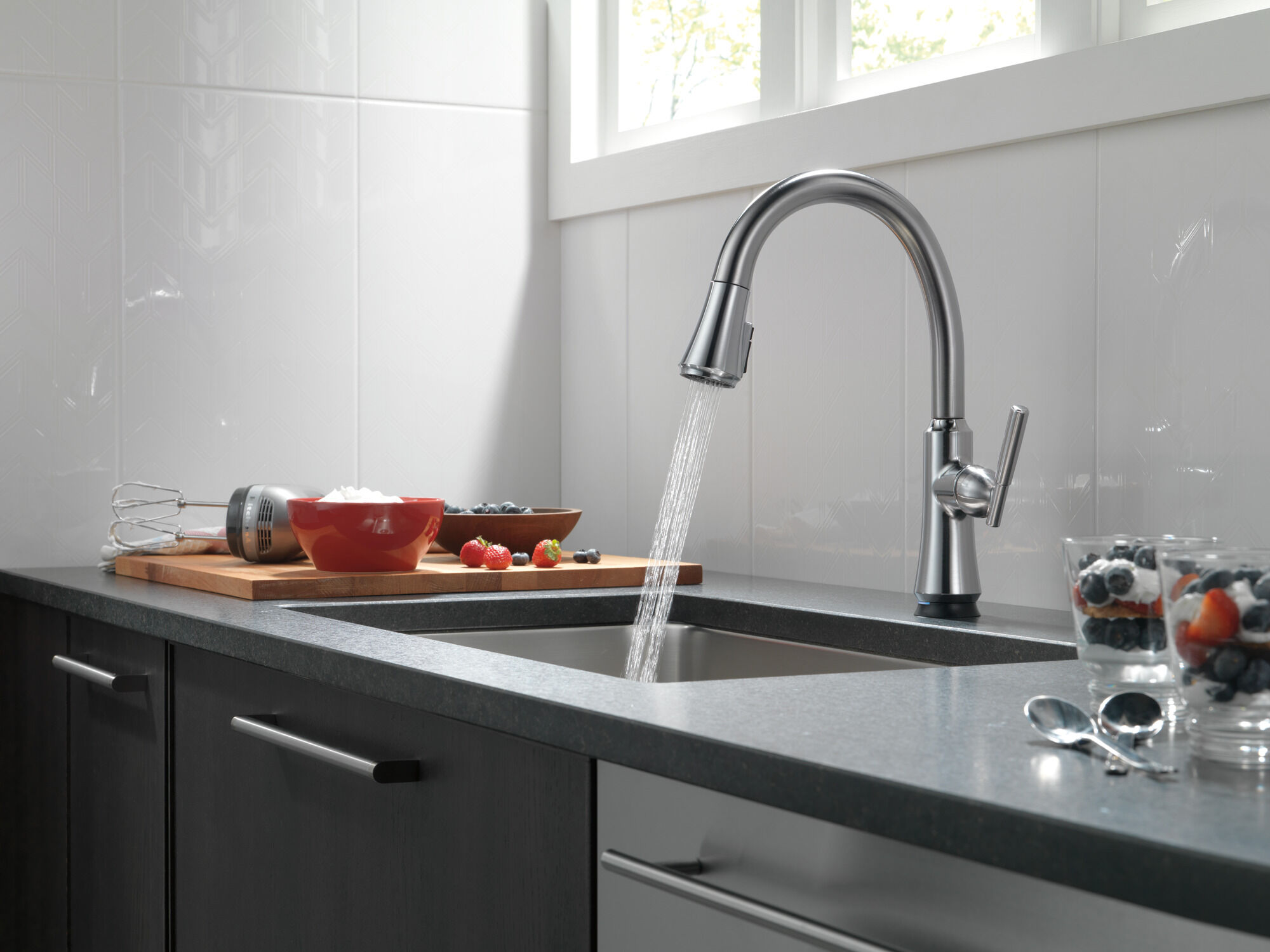 Single Handle Pull-Down Kitchen Faucet with Touch2O® Technology in
