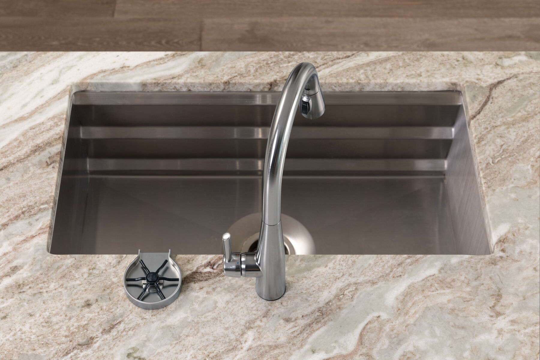 Metal Glass Rinser in Arctic Stainless GR250AR Delta Faucet