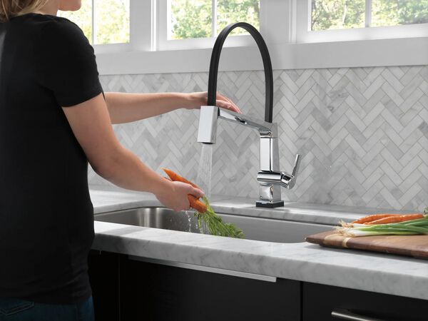 Single Handle Exposed Hose Kitchen Faucet with Touch2O Technology