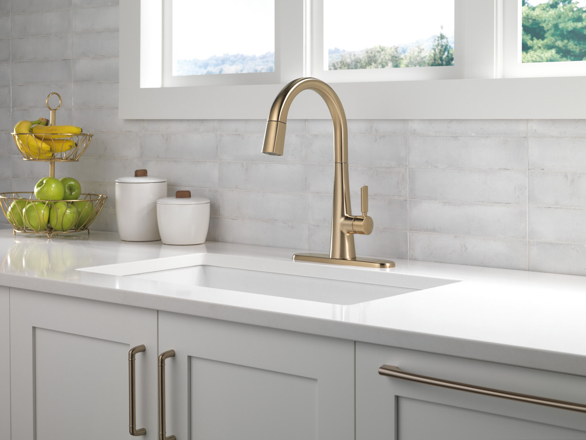 Single Handle Pull-Down Kitchen Faucet in Lumicoat® Champagne