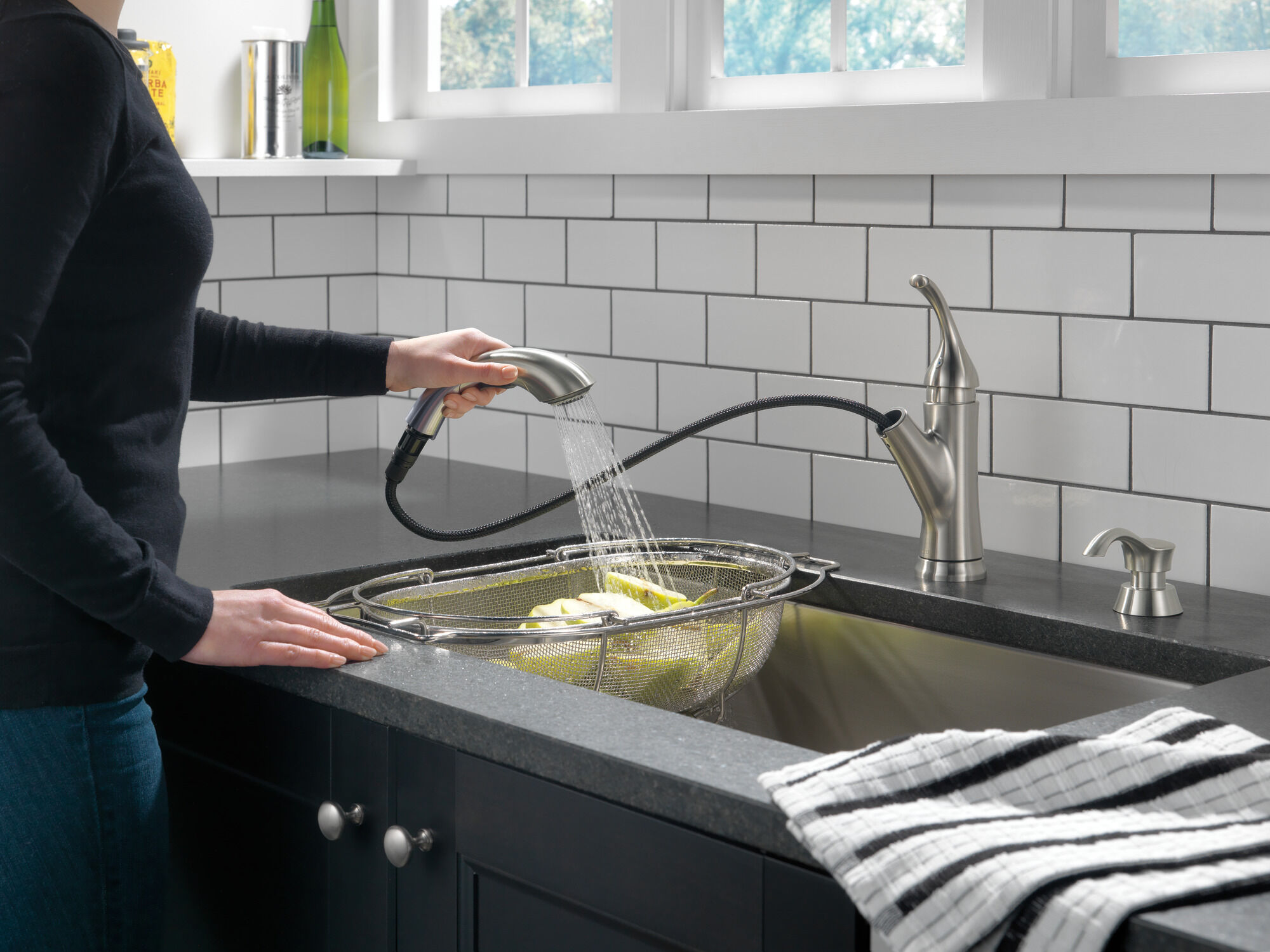 Single Handle Pull-Out Kitchen Faucet in Stainless 16932-SSSD-DST