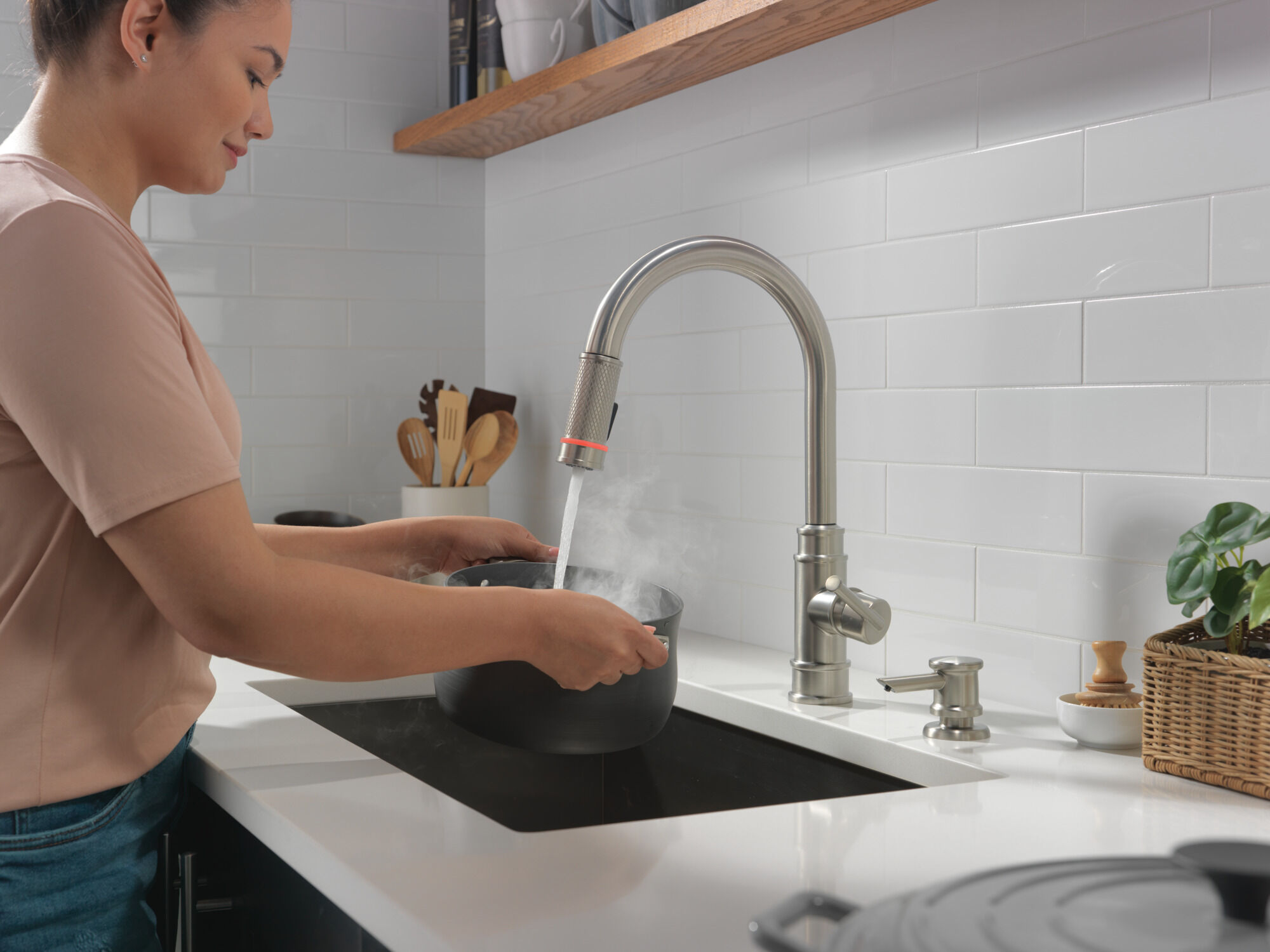 Single Handle Pull-Down Kitchen Faucet in Spotshield Stainless