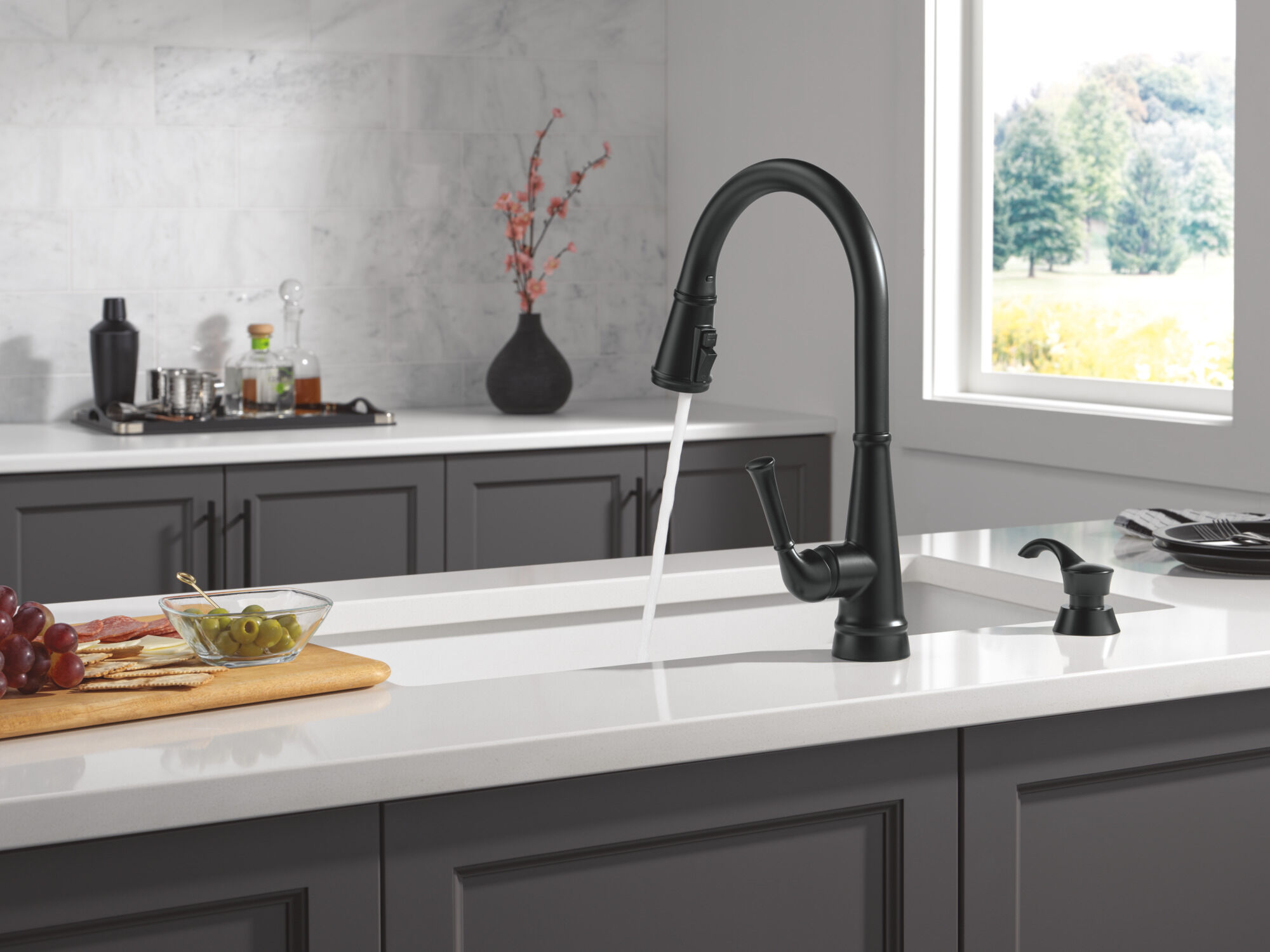 スジャータ　BALDO PRO STAFF BLACK&CHARCOAL Single Handle Kitchen Pull-Down Faucet w/ Soap Dispenser in Matte