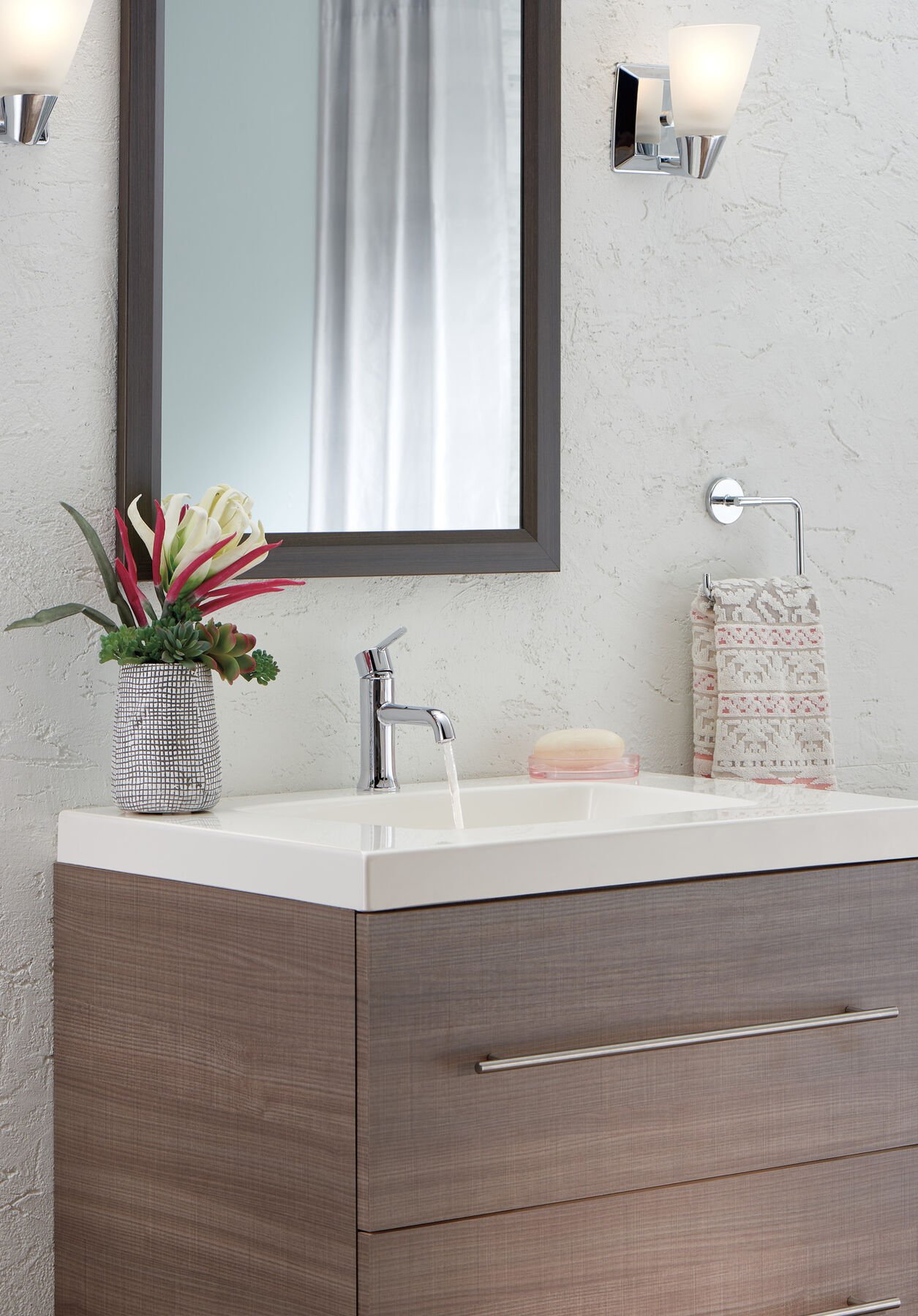 Single Handle Bathroom Faucet in Chrome — thumbnail 3