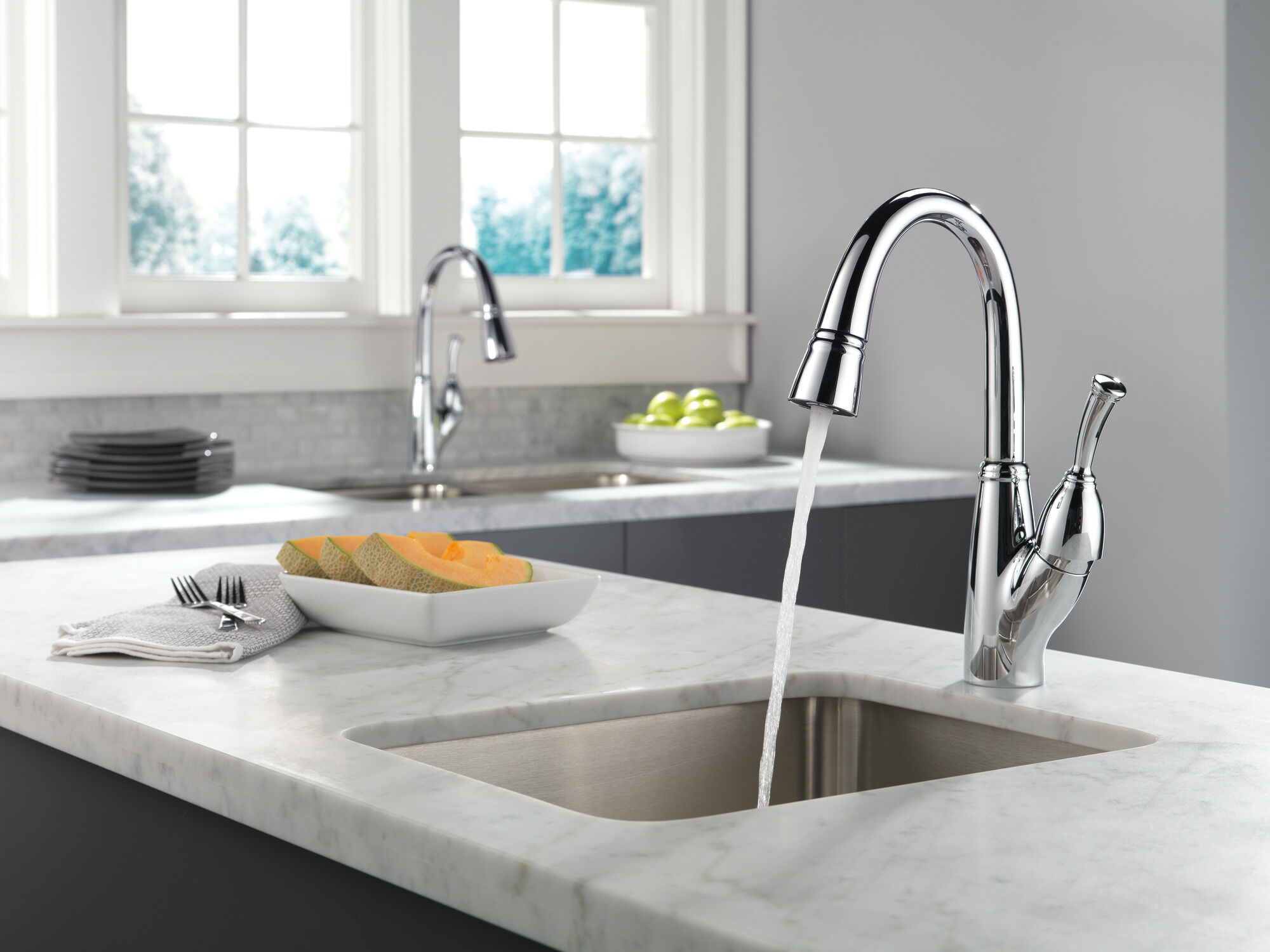 Single Handle Pull-Down Kitchen Faucet in Chrome 989-DST | Delta