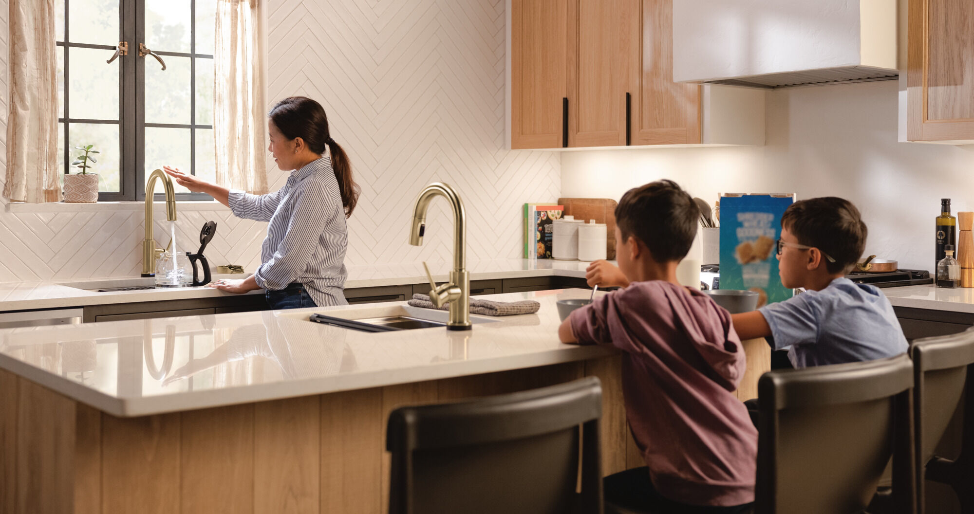 thumbnail image 2 of Delta Trinsic Touch2O With Touchless Technology Single Handle Bar Faucet In Black Stainless 9959tl Ks Dst 2 of 14
