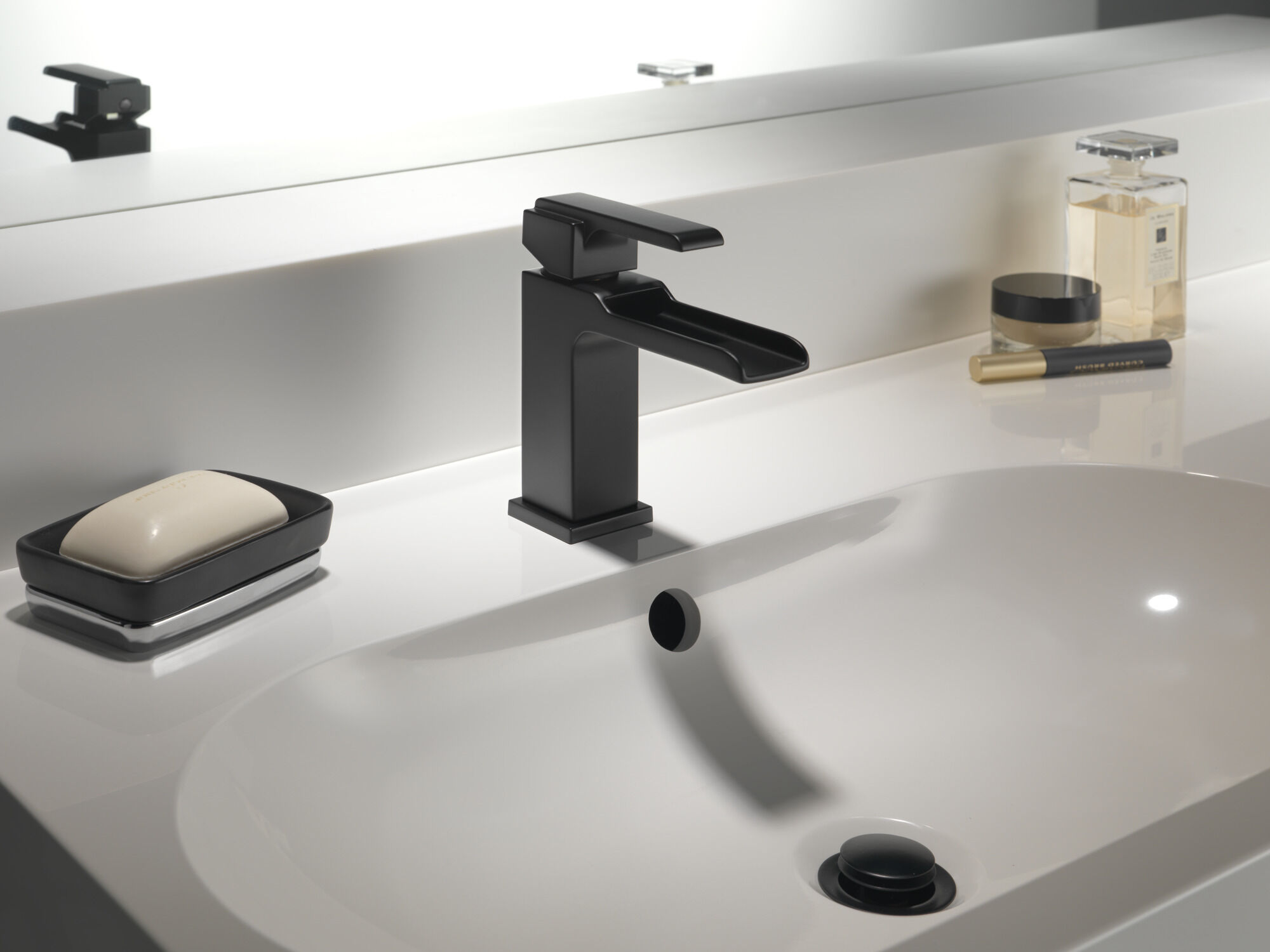 Single Handle Channel Bathroom Faucet in Matte Black 568LF-BLLPU