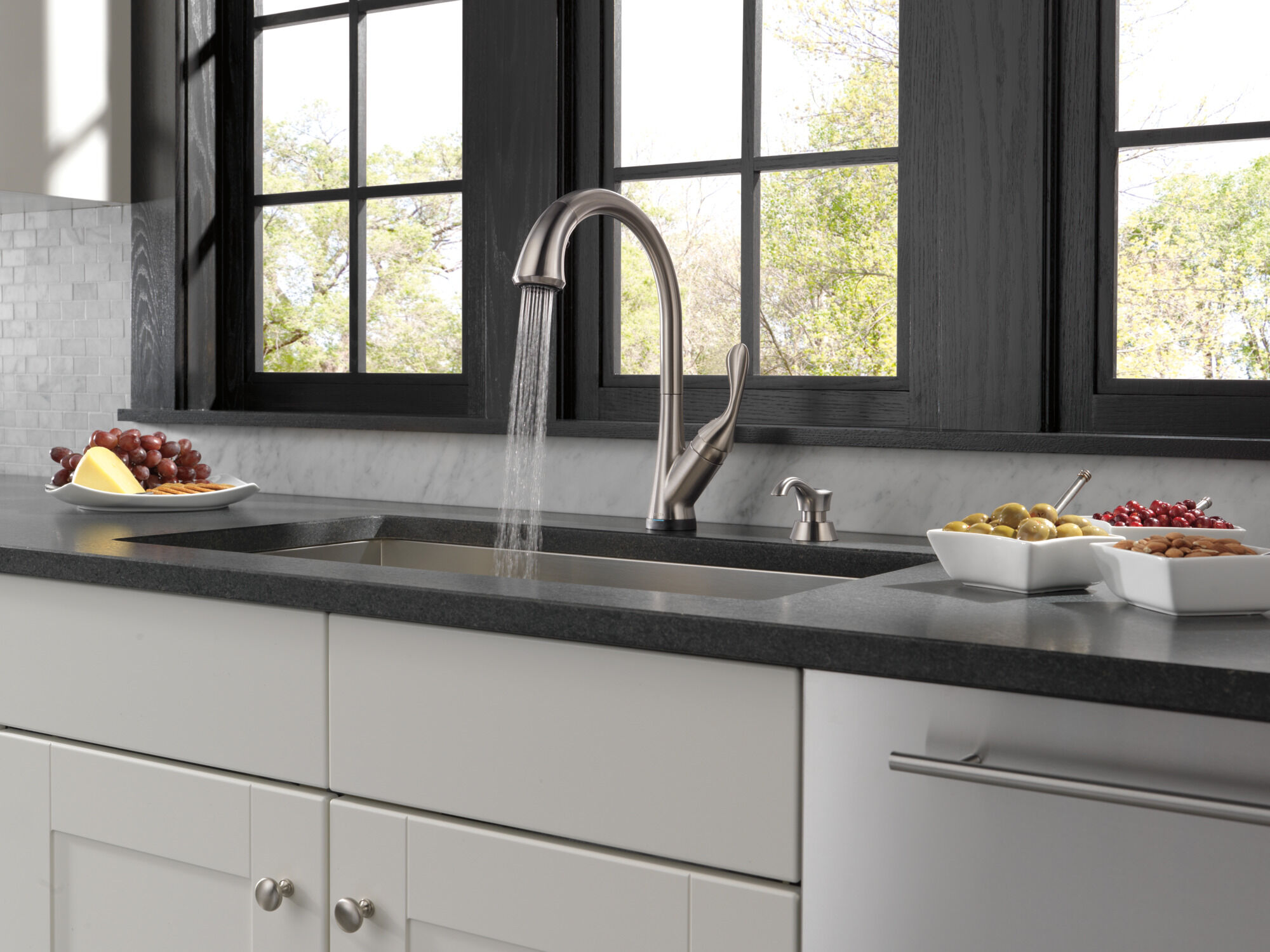 Single Handle Pull-Down Kitchen Faucet with Touch2O® Technology